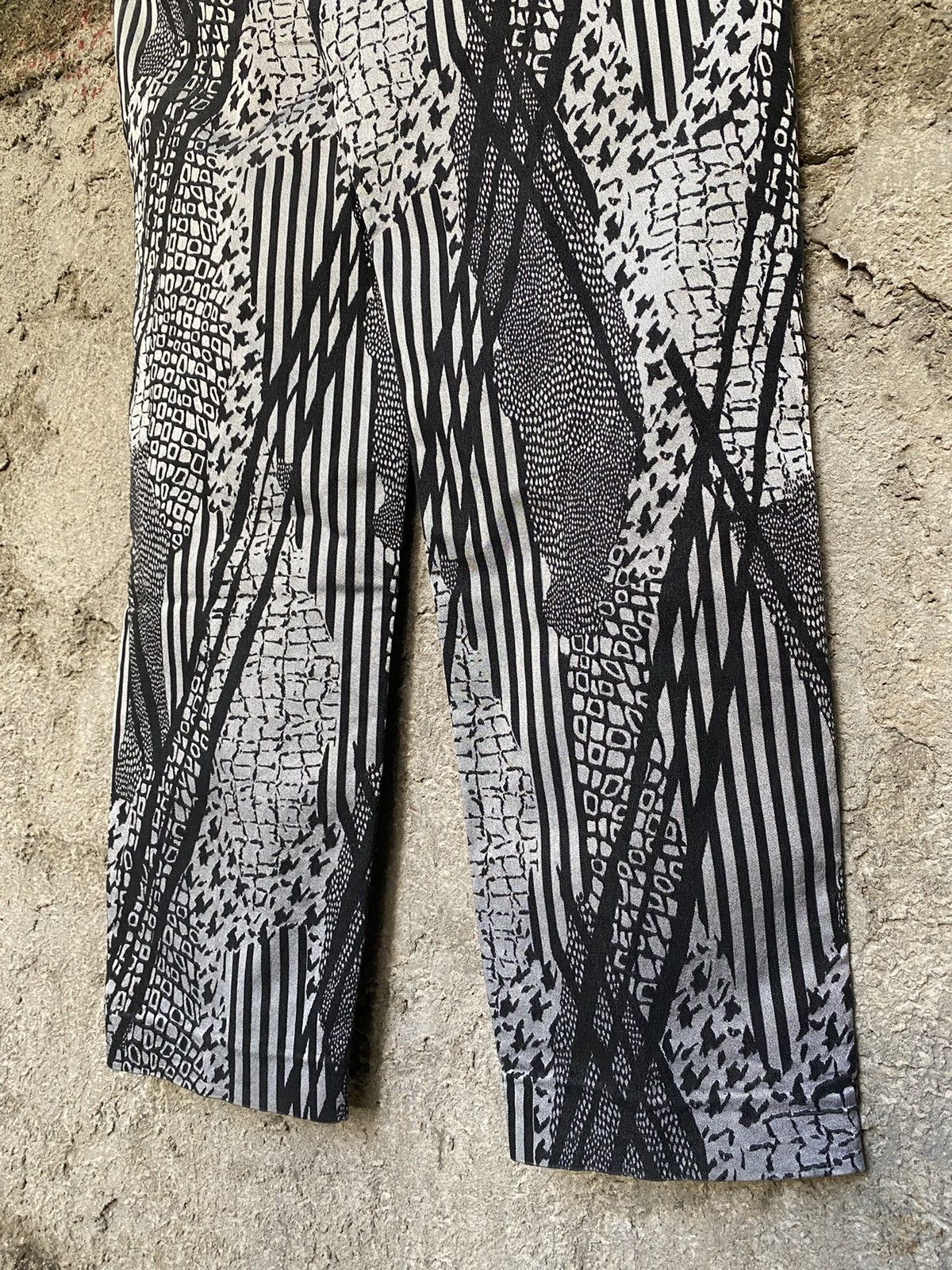 Versace Embossed design jeans Size US 32 / EU 48 - 9 Thumbnail