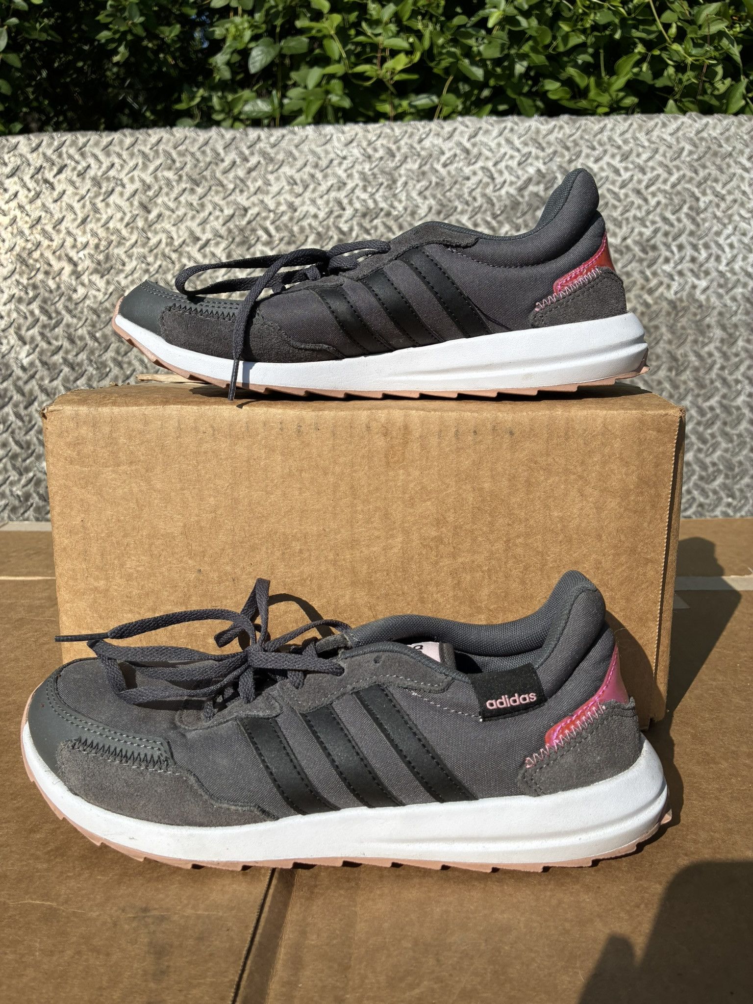 Adidas adidas Retrorun Women's Running Shoes Grey/Clear Pink FY8417 Size US 7.5 / IT 37.5 - 2 Thumbnail