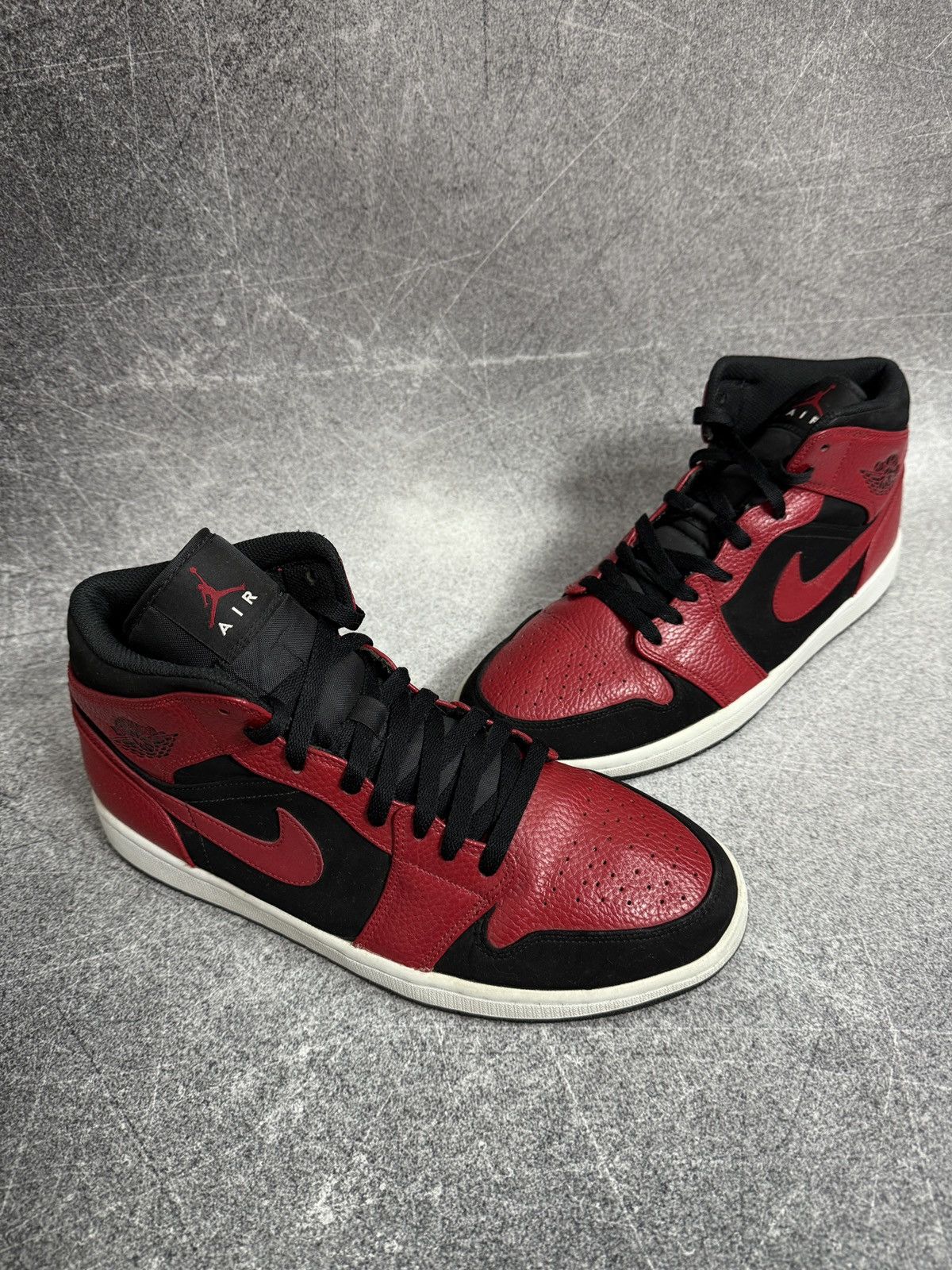 Jordan Brand NIKE AIR JORDAN 1 MID REVERSE BRED 554724-054 Size US 12 / EU 45 - 2 Thumbnail