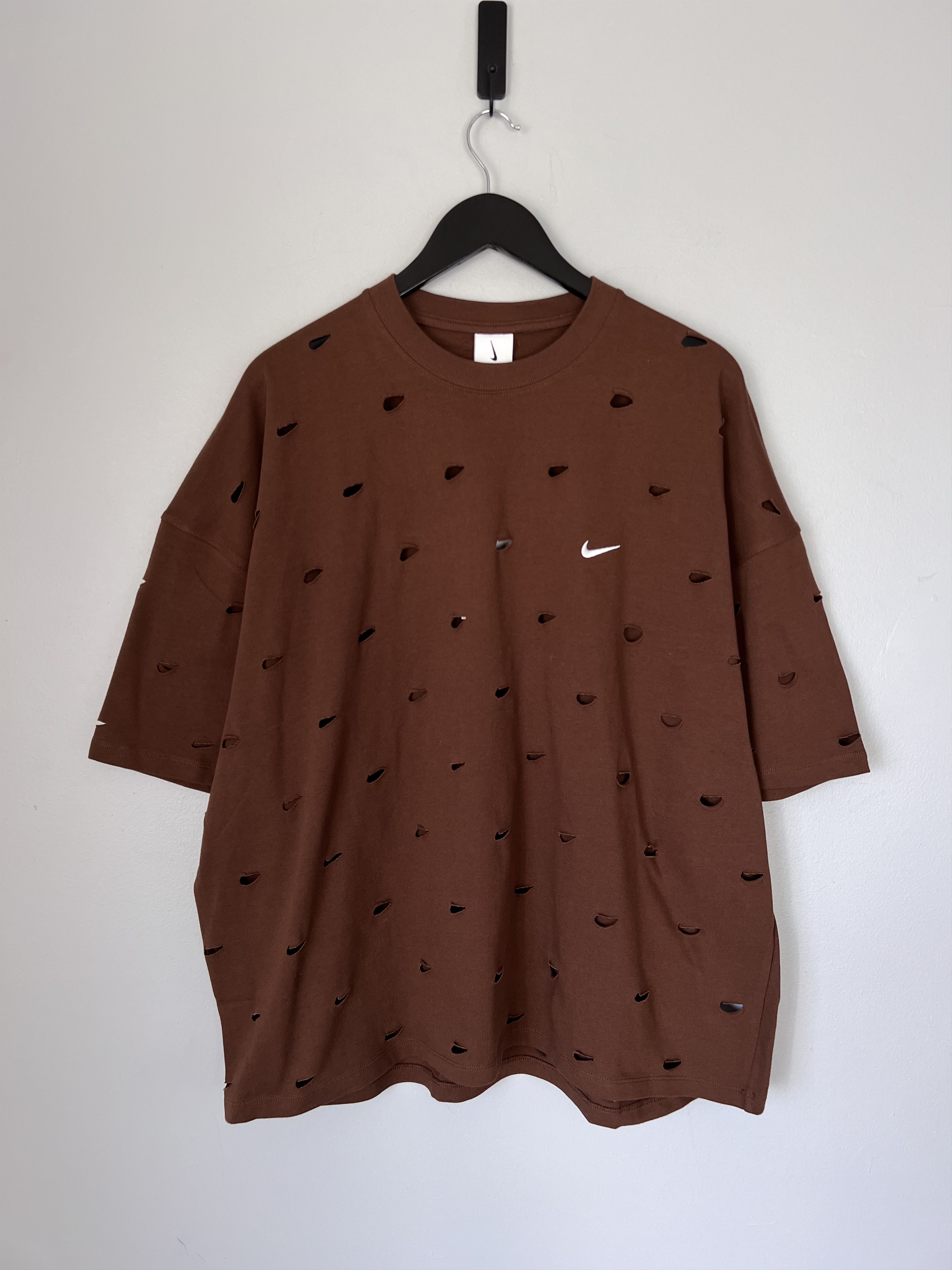 Jacquemus × Nike Jacquemus Nike Le Swoosh Tee in Brown Size US XL / EU 56 / 4 - 1 Thumbnail