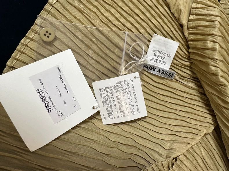 Issey Miyake Issey Miyake Fish-scale pleated short-sleeved shirt Size M / US 6-8 / IT 42-44 - 5 Thumbnail