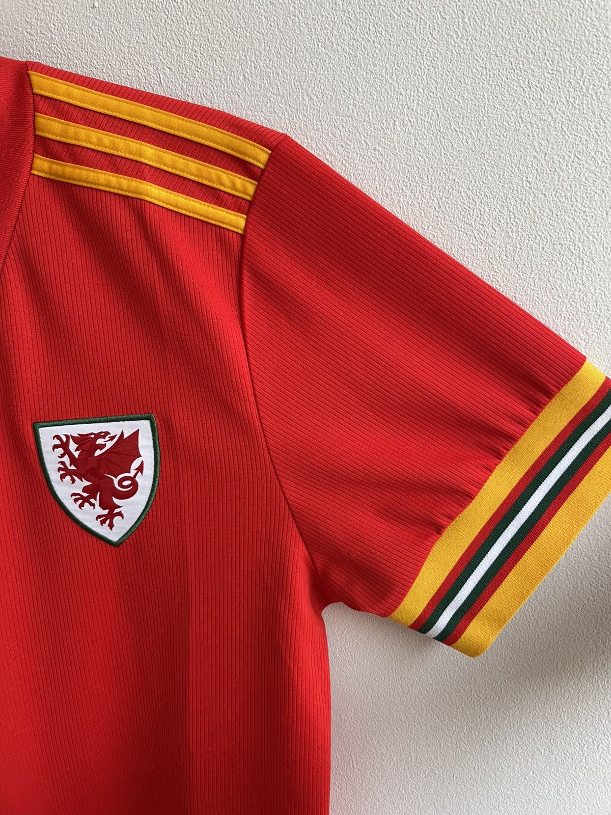 Adidas WALES 2020 2021 HOME FOOTBALL SHIRT SOCCER JERSEY ADIDAS Size US M / EU 48-50 / 2 - 7 Thumbnail