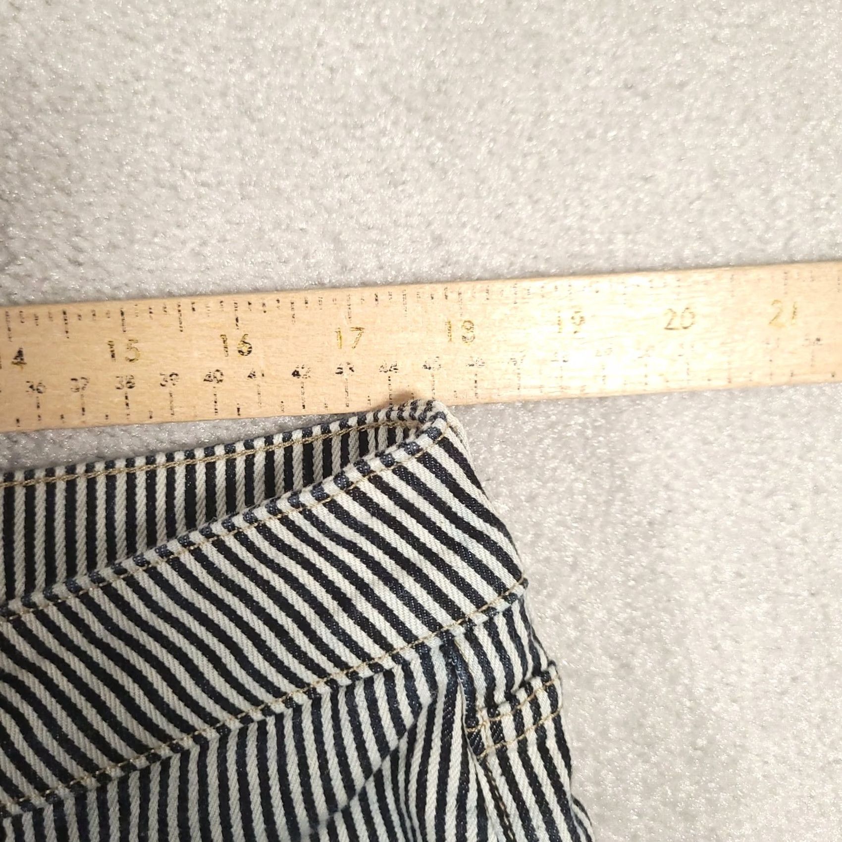 Old Navy St. John's Bay Crop Pants Women’s 4 White Black Pin-Stripe Capri Denim Jeans Shoes? Size 27" / US 4 / IT 40 - 4 Thumbnail