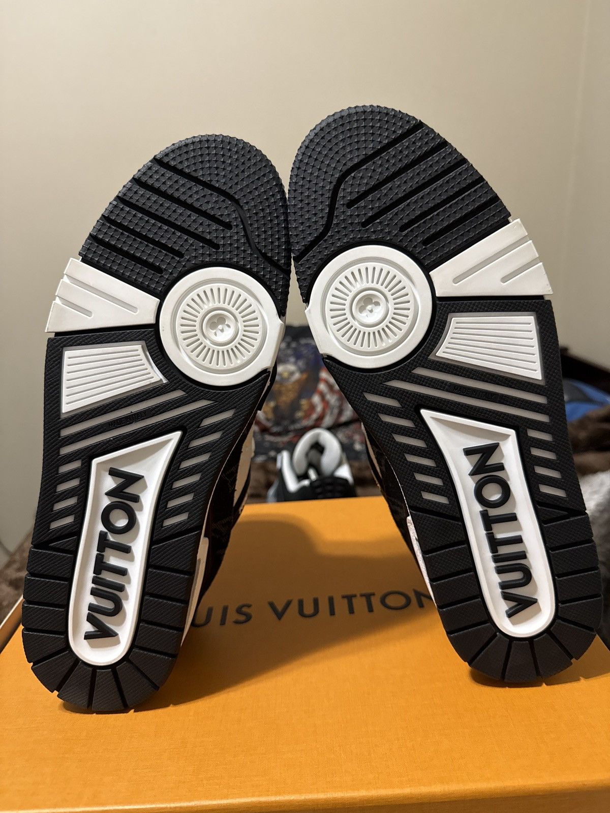 Louis Vuitton LOUIS VUTTION WHITE/BLACK TRAINER Size US 9.5 / EU 42-43 - 6 Thumbnail