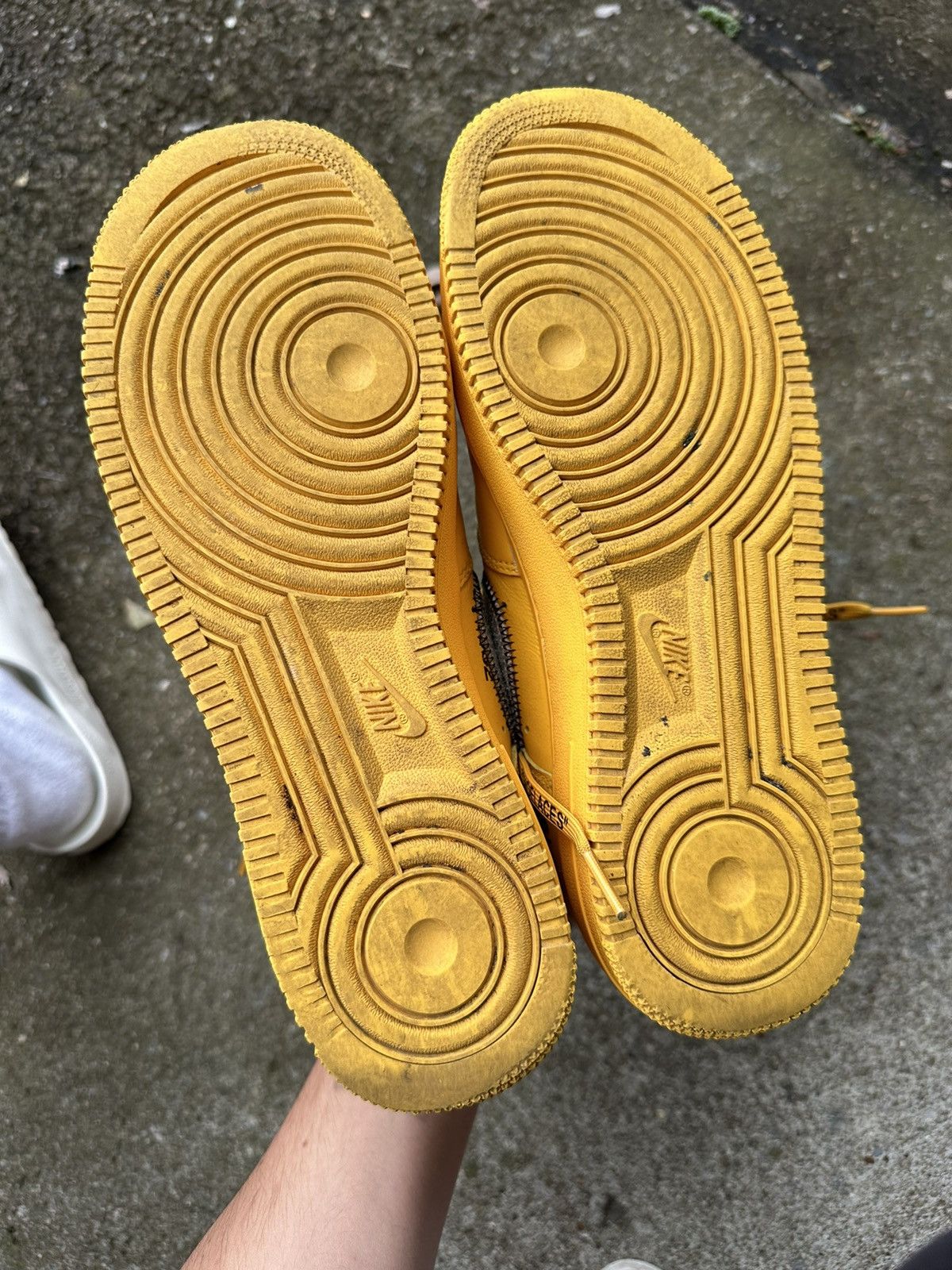 Nike × Off-White Nike Air Force 1 Low Off White University Gold size 8.5 Size US 8.5 / EU 41-42 - 5 Thumbnail