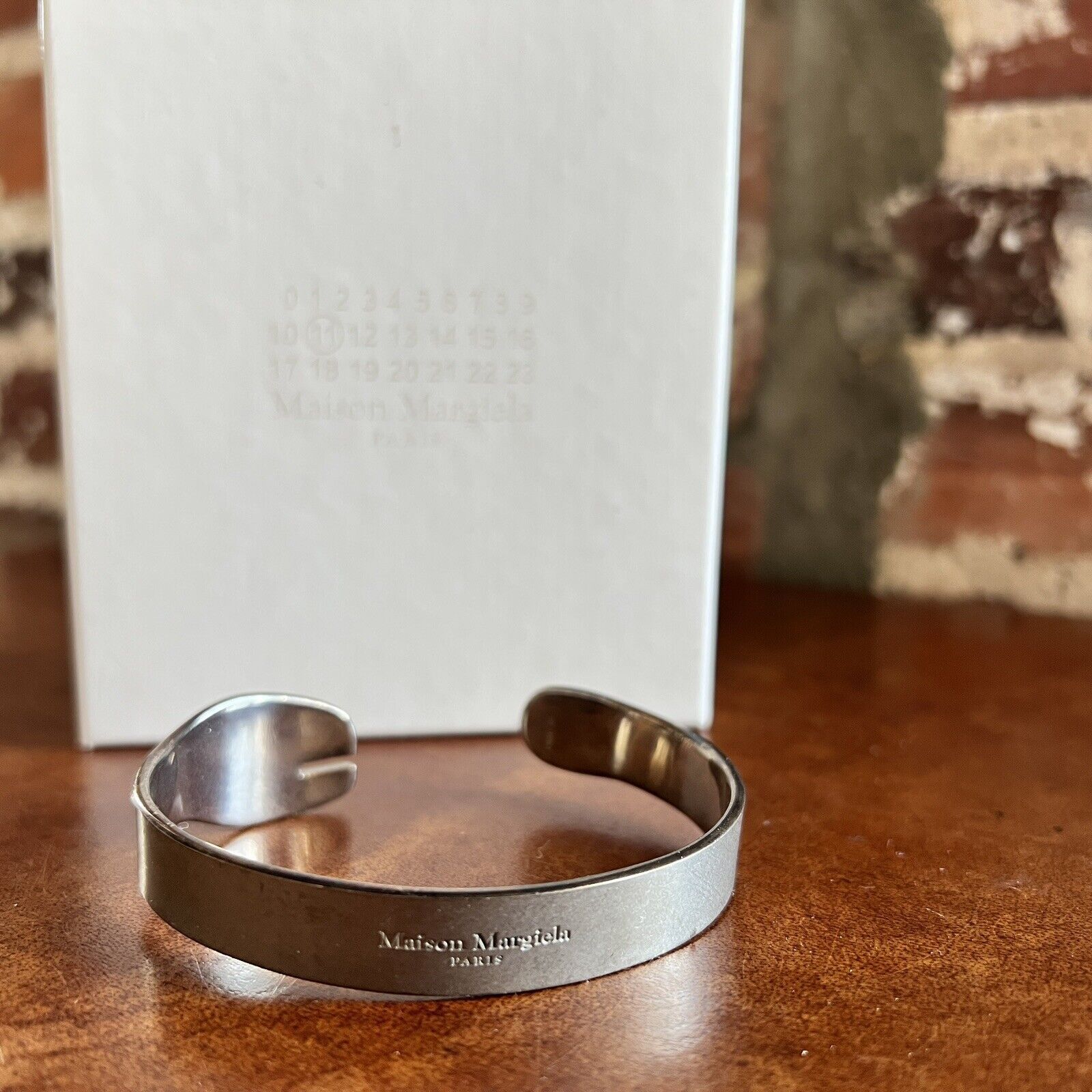 ブレスレット MAISON MARGIELA silver bangle Maison Margiela logo-engraved Cuff Bracelet | Silver | FARFETCH