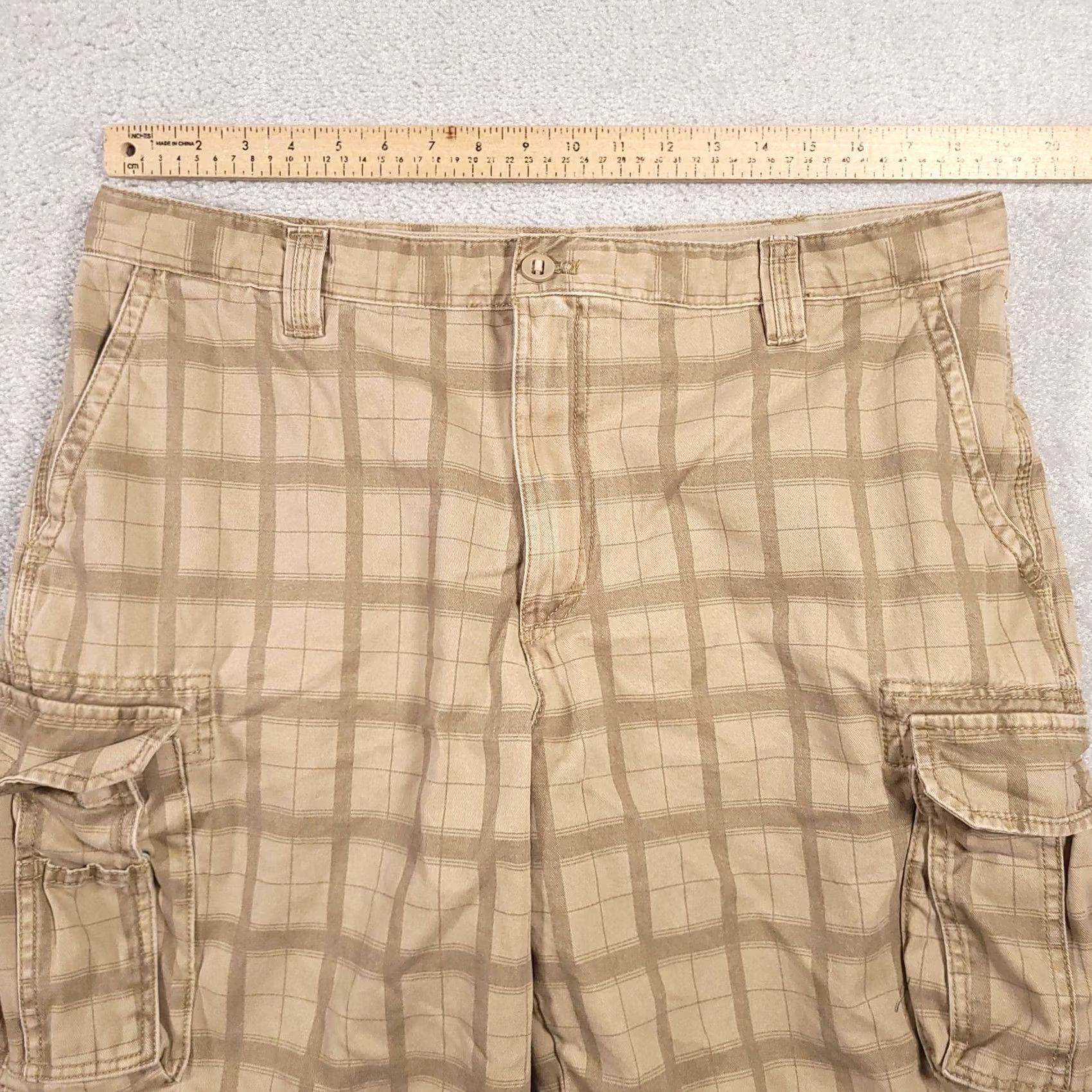Izod VINTAGE Izod Cargo Shorts Mens 38 Tan Check Flat Front 90s Mens Regular 100% Cotton Beige Pocket Zipper Button Casual Travel Summer Spring Fall Size US 38 / EU 54 - 5 Thumbnail