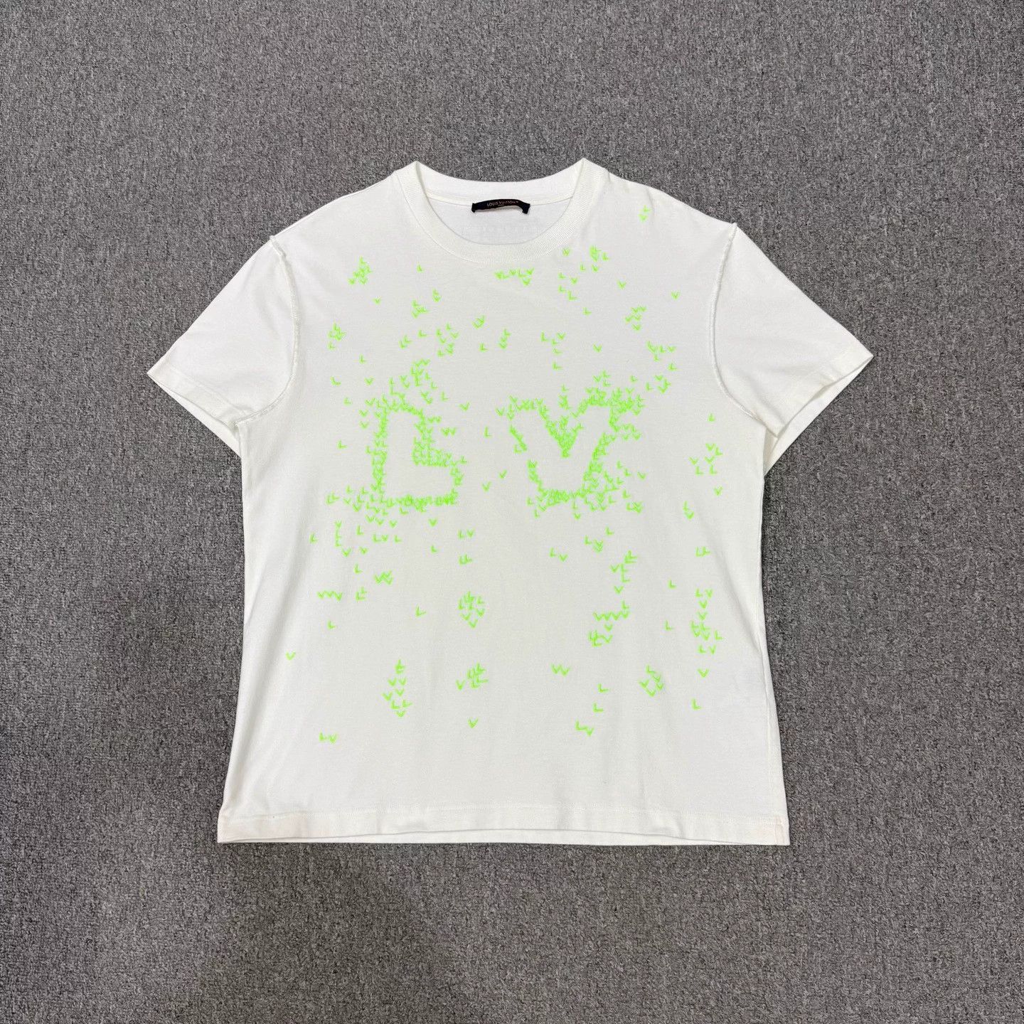 Louis Vuitton LV white/green embroidered plane logo short-sleeve L 95new Size L / US 10 / IT 46 - 1 Thumbnail