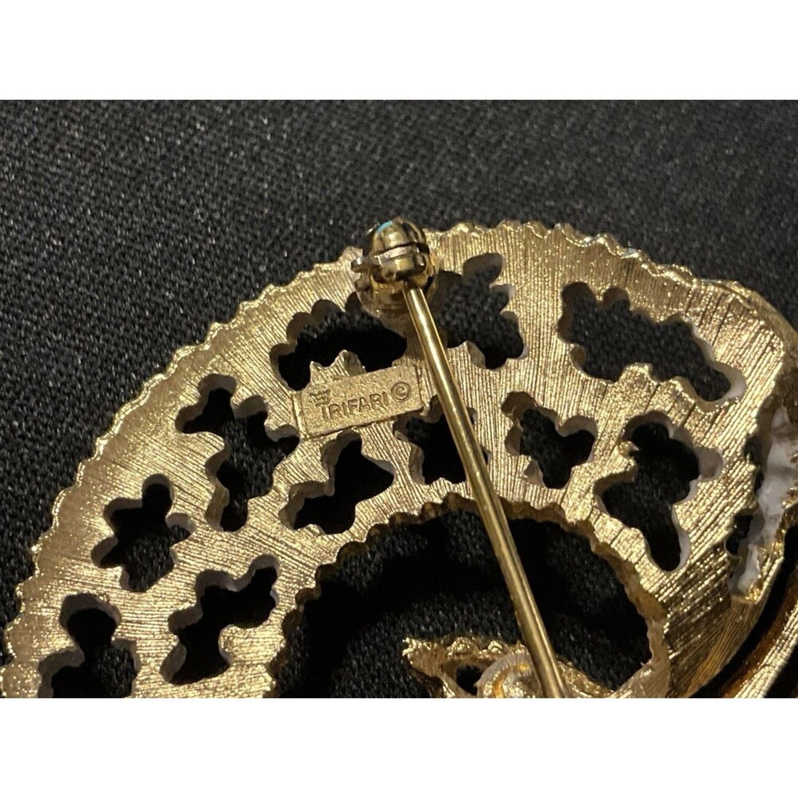 Other Crown Trifari White Enamel, Gold Tone Swirl Vintage Brooch Size ONE SIZE - 5 Thumbnail