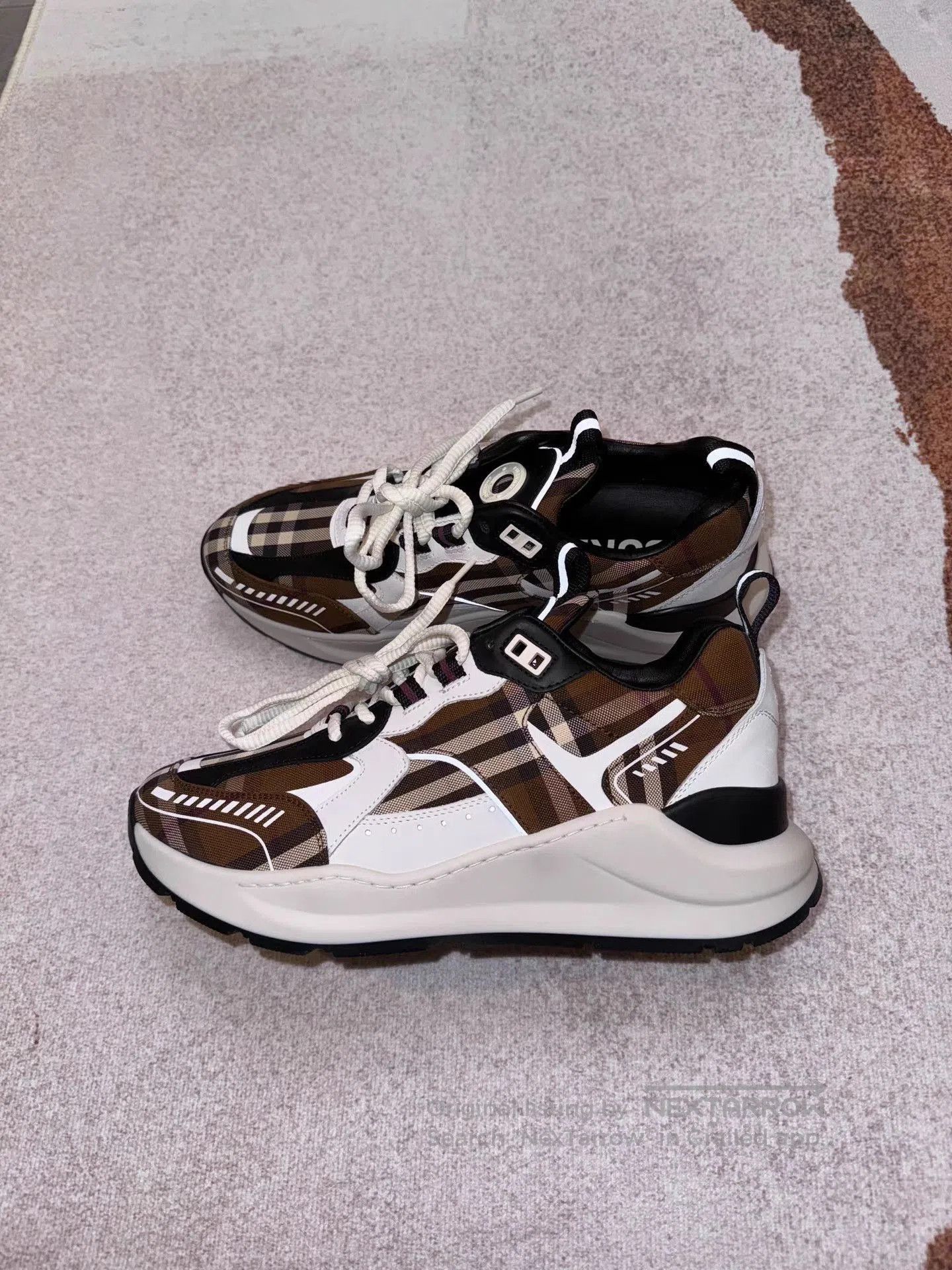 Burberry Brown Plaid Low. Size US 8 / EU 41 - 2 Thumbnail