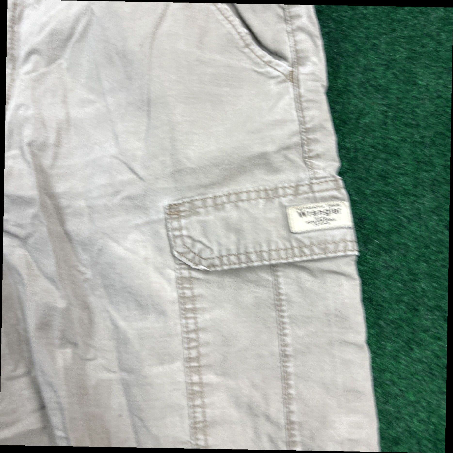 Wrangler Wrangler Men's Relaxed Mid Rise Faded Khaki Y2K Classic Cargo Shorts Size 36x10 Size US 36 / EU 52 - 3 Thumbnail