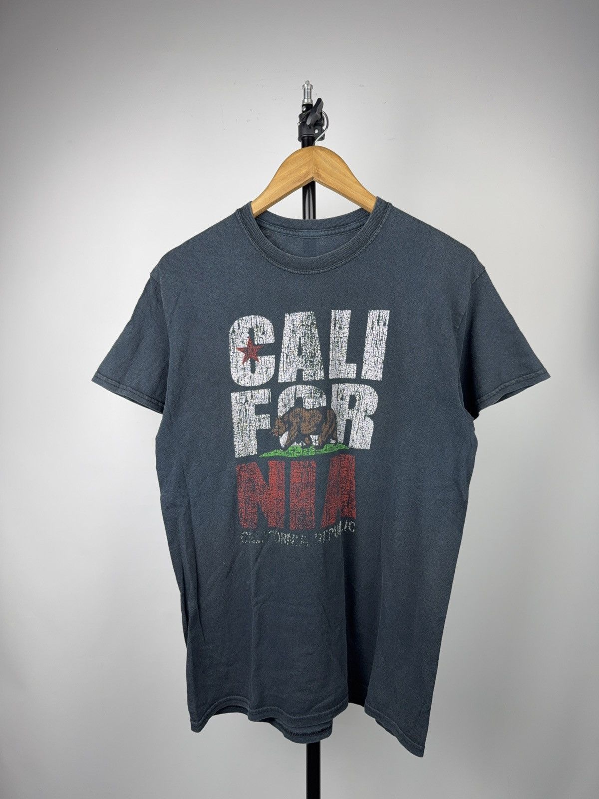 Vintage 00s Cali For Nia California Bear Distressed Graphic T-Shirt Size US M / EU 48-50 / 2 - 1 Thumbnail