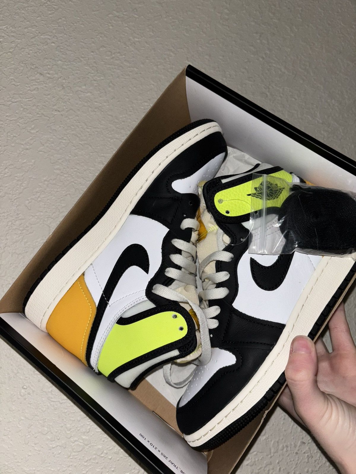 Nike Jordan 1 Retro High White Black Volt University Gold Size US 6.5 / IT 36.5 - 1 Thumbnail