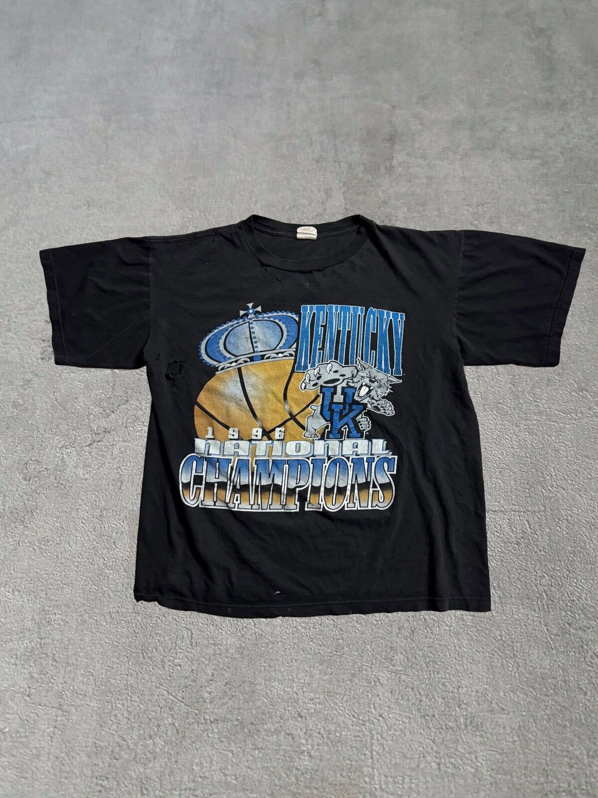 Vintage 90s Thrashed University of Kentucky Wildcats Tee Size US XL / EU 56 / 4 - 1 Thumbnail