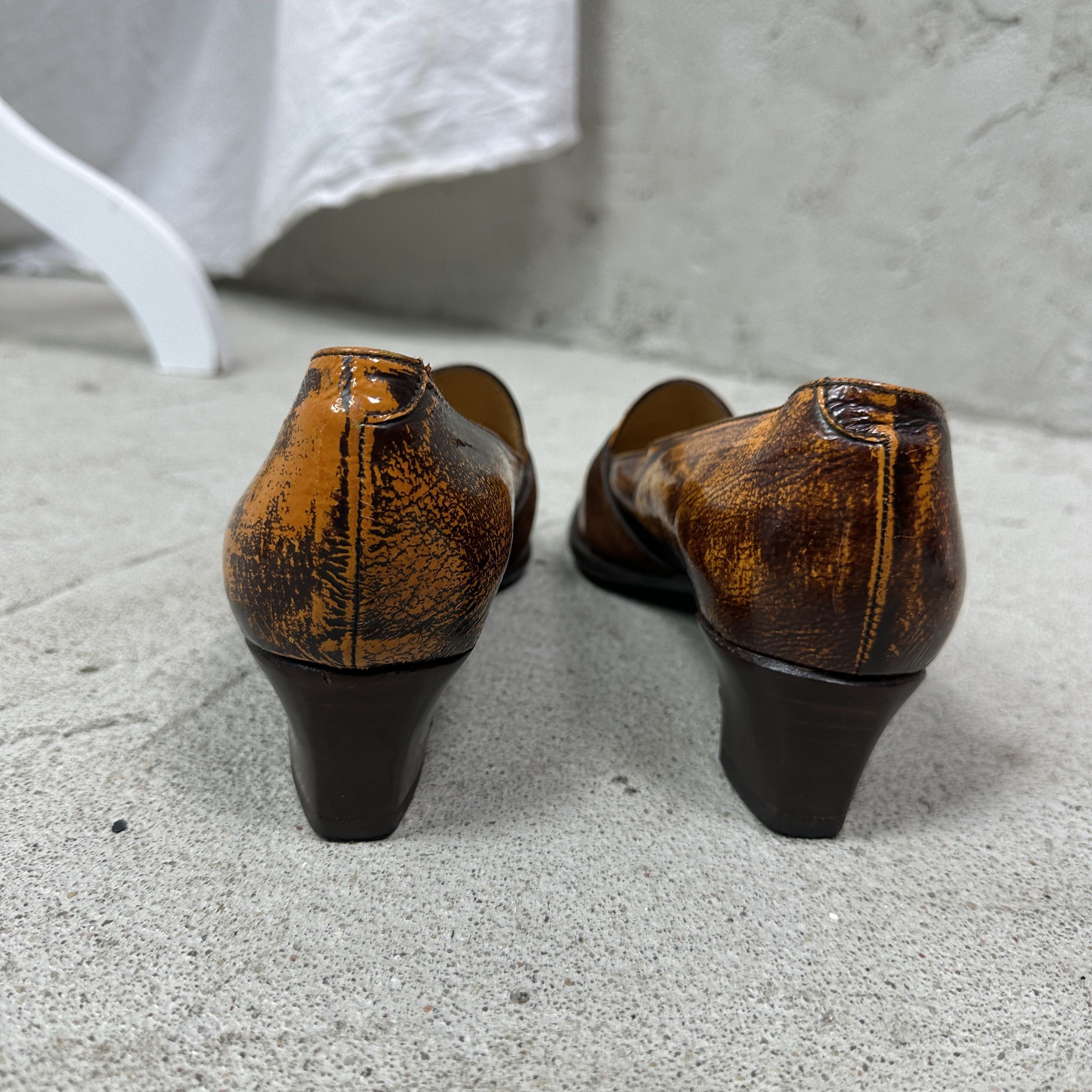 Vintage Vintage Avant Garde Leather Old Money Kitten Heels Y2K Size US 6 / IT 36 - 7 Thumbnail