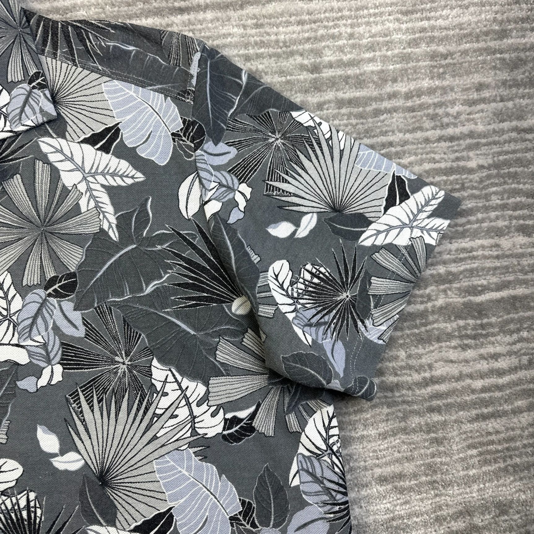 Tommy Bahama Tommy Bahama Shirt Mens Island Zone Floral Button-Up Short Sleeve Gray Cotton Polyester Casual Size US M / EU 48-50 / 2 - 4 Thumbnail