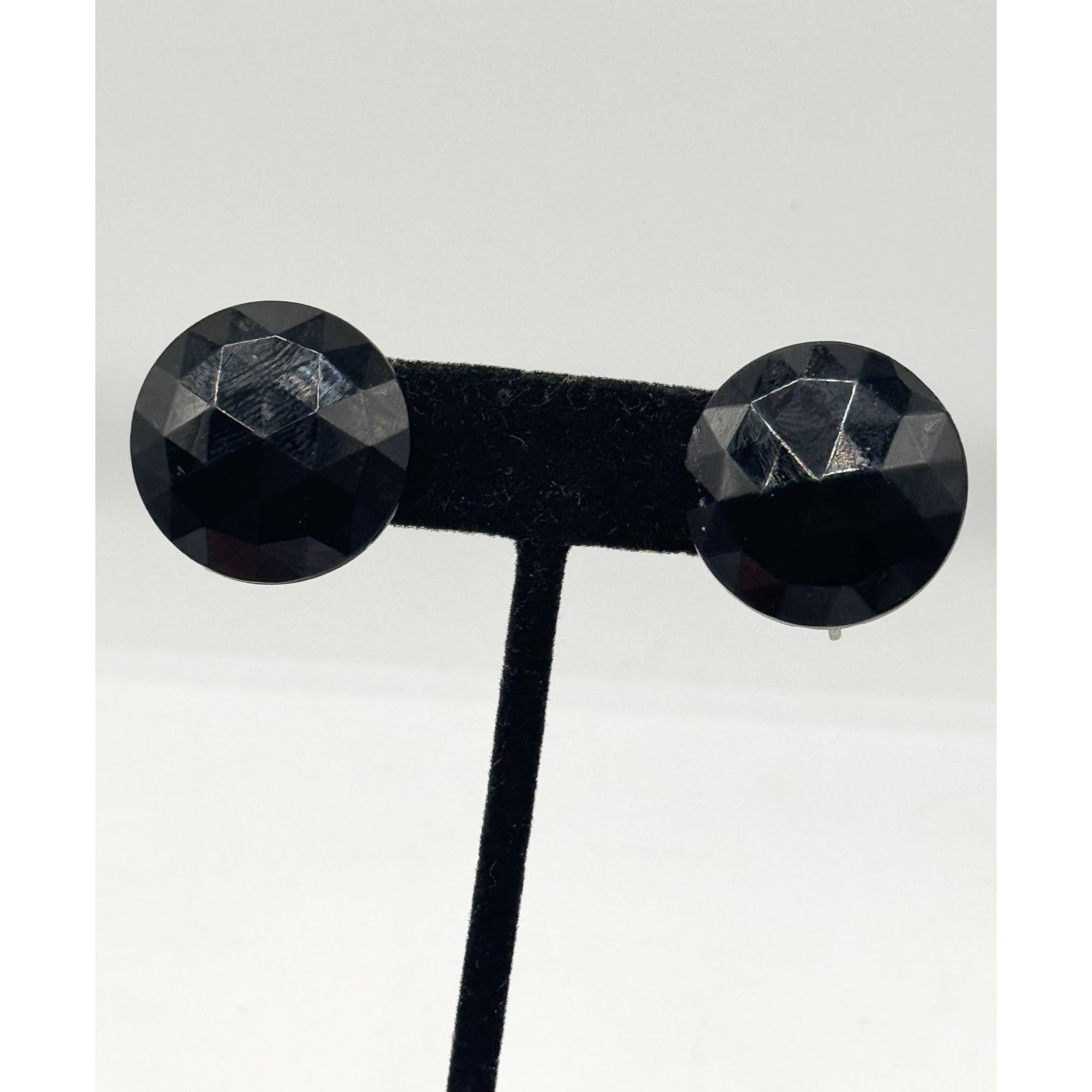 Vintage Vintage black faceted glass screw back earrings Size ONE SIZE - 2 Thumbnail