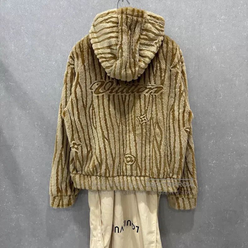Louis Vuitton Louis Vuitton Ski series brown fur jacket Size US L / EU 52-54 / 3 - 2 Thumbnail