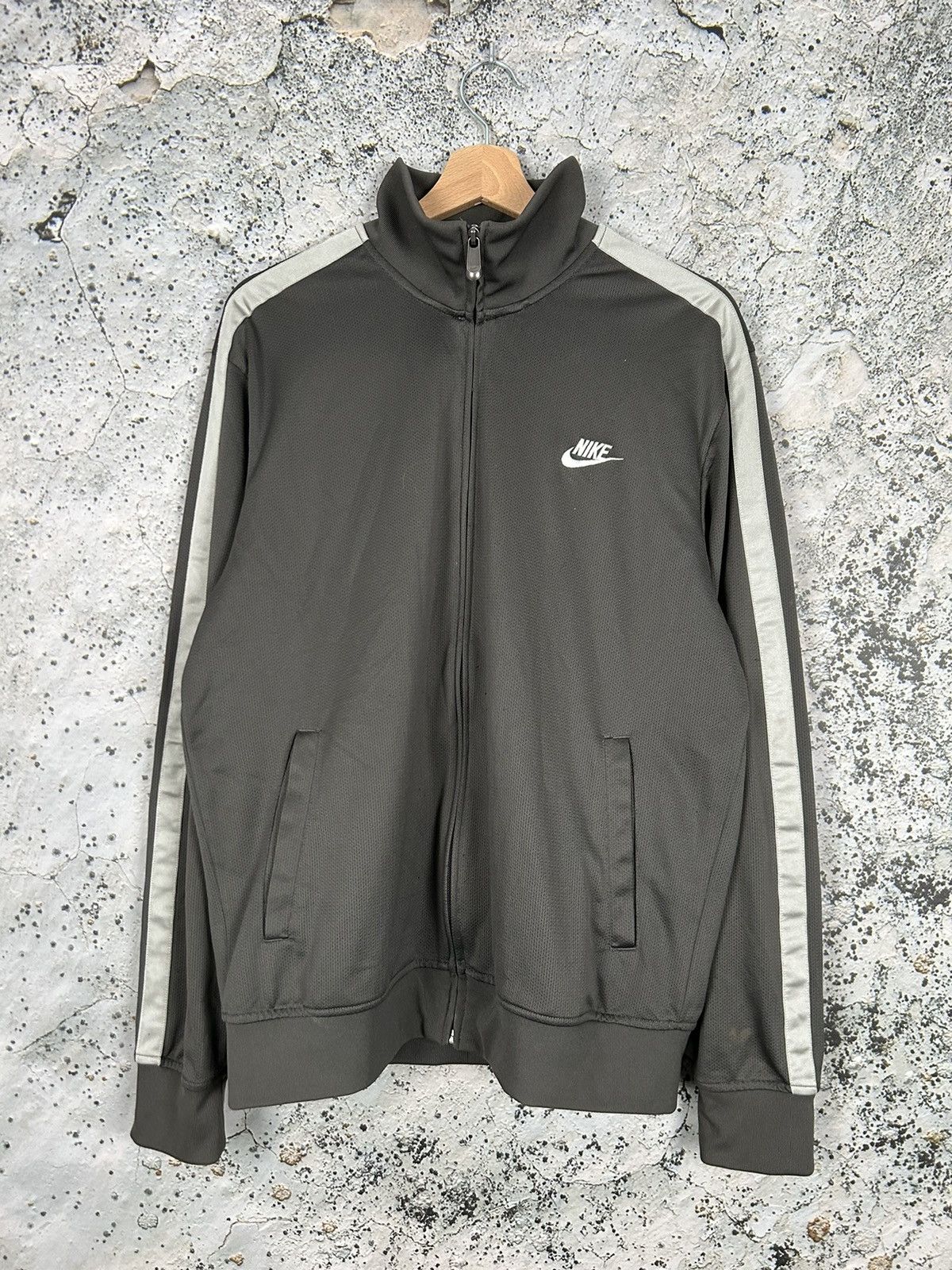 Nike Vintage Nike Sportswear Swoosh Sweatshirt Hype Retro Size US L / EU 52-54 / 3 - 1 Thumbnail