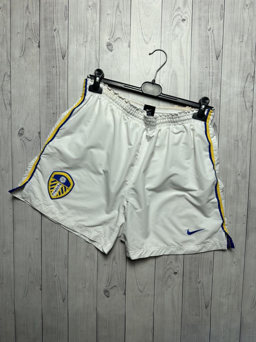 Vintage Vintage nike Leeds soccer shorts size M logo Size US 32 / EU 48 - 1 Thumbnail