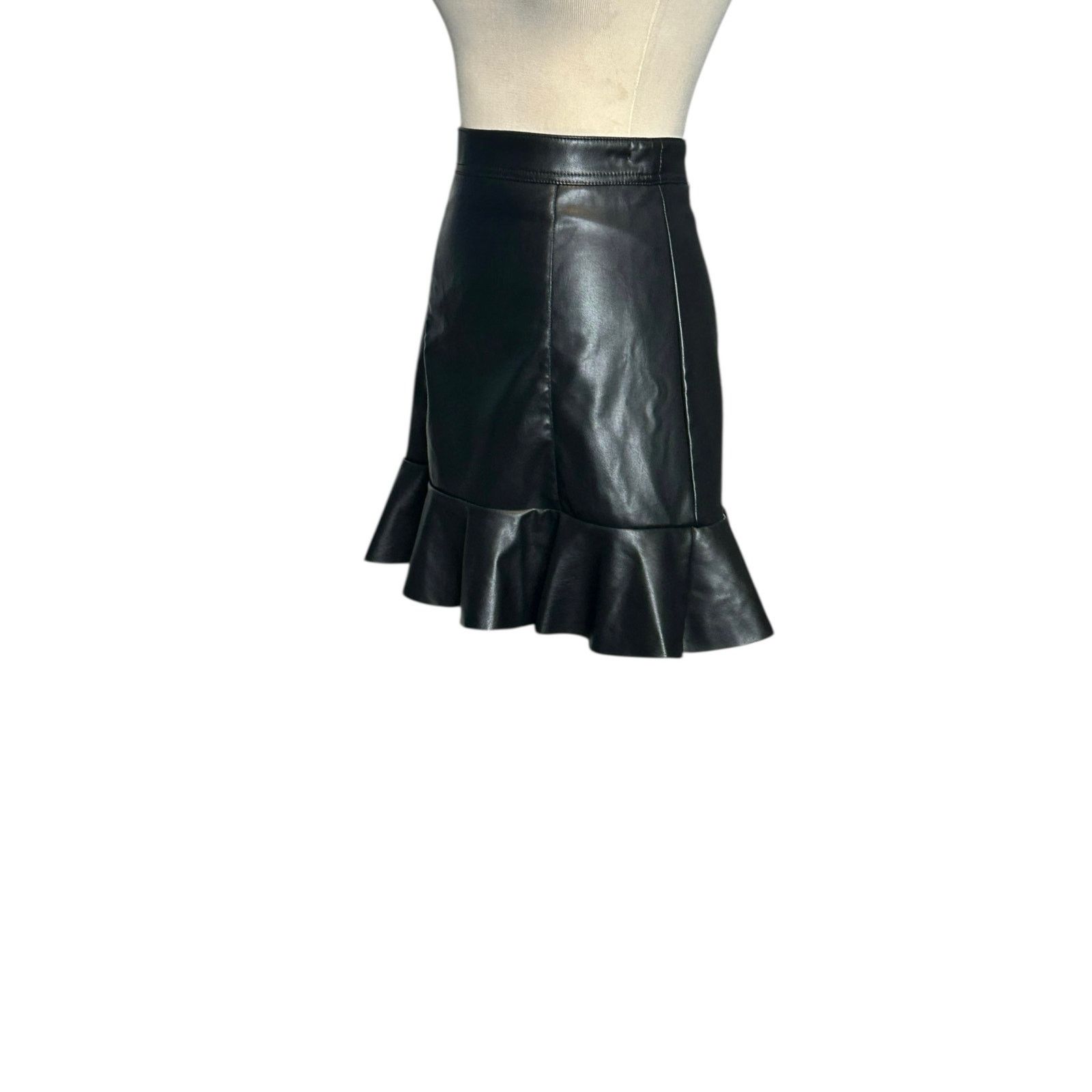H&M H&M black vegan leather mini skirt size 0 Size 25" / US 0 / IT 36 - 7 Thumbnail