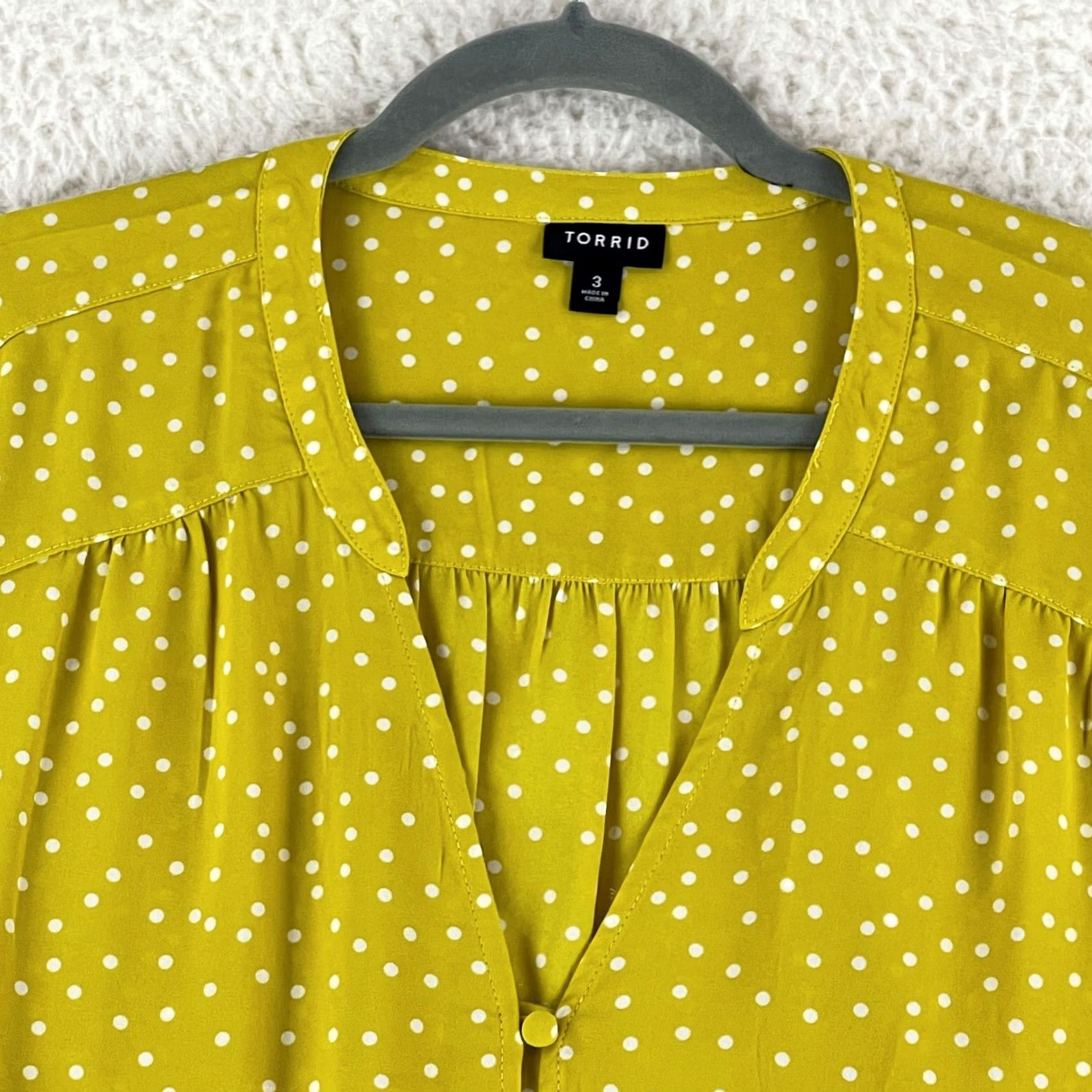 Torrid Torrid Yellow Polka Dot V-Neck Shirt Womens 3X Roll Tab Sleeve Blouse, Plus Size, Casual, 3/4 Sleeve, Polyester Size XXL / US 16-18 / IT 52-54 - 3 Thumbnail