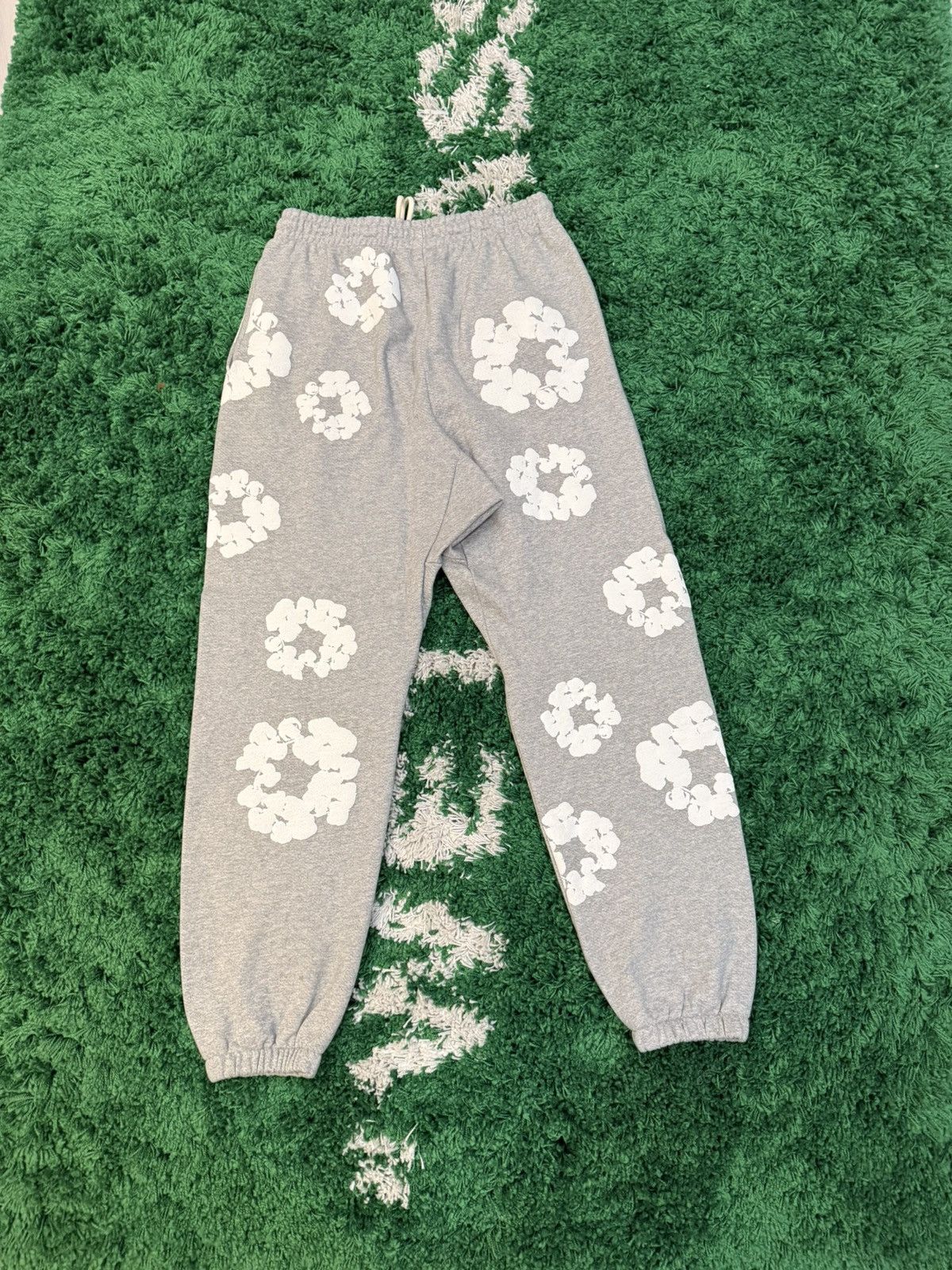 DENIM TEARS Denim Tears Cotton Wreath Sweatpants Size US 32 / EU 48 - 1 Thumbnail