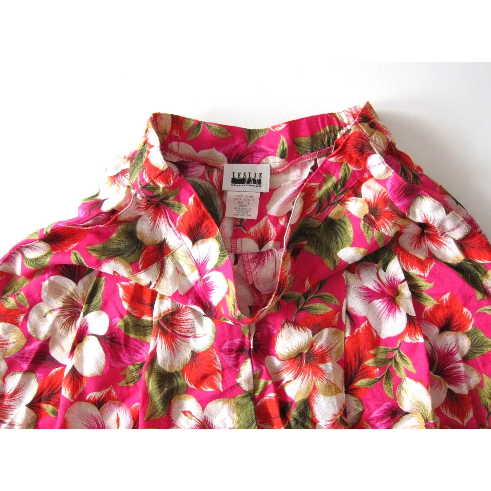 Vintage Leslie Fay Missy Bermuda Shorts Women M Pink 100% Rayon High Rise Pleated Side Pockets White Green 30" waist 16" rise 50" hip 8.5" inseam Size 32" / US 10 / IT 46 - 7 Thumbnail