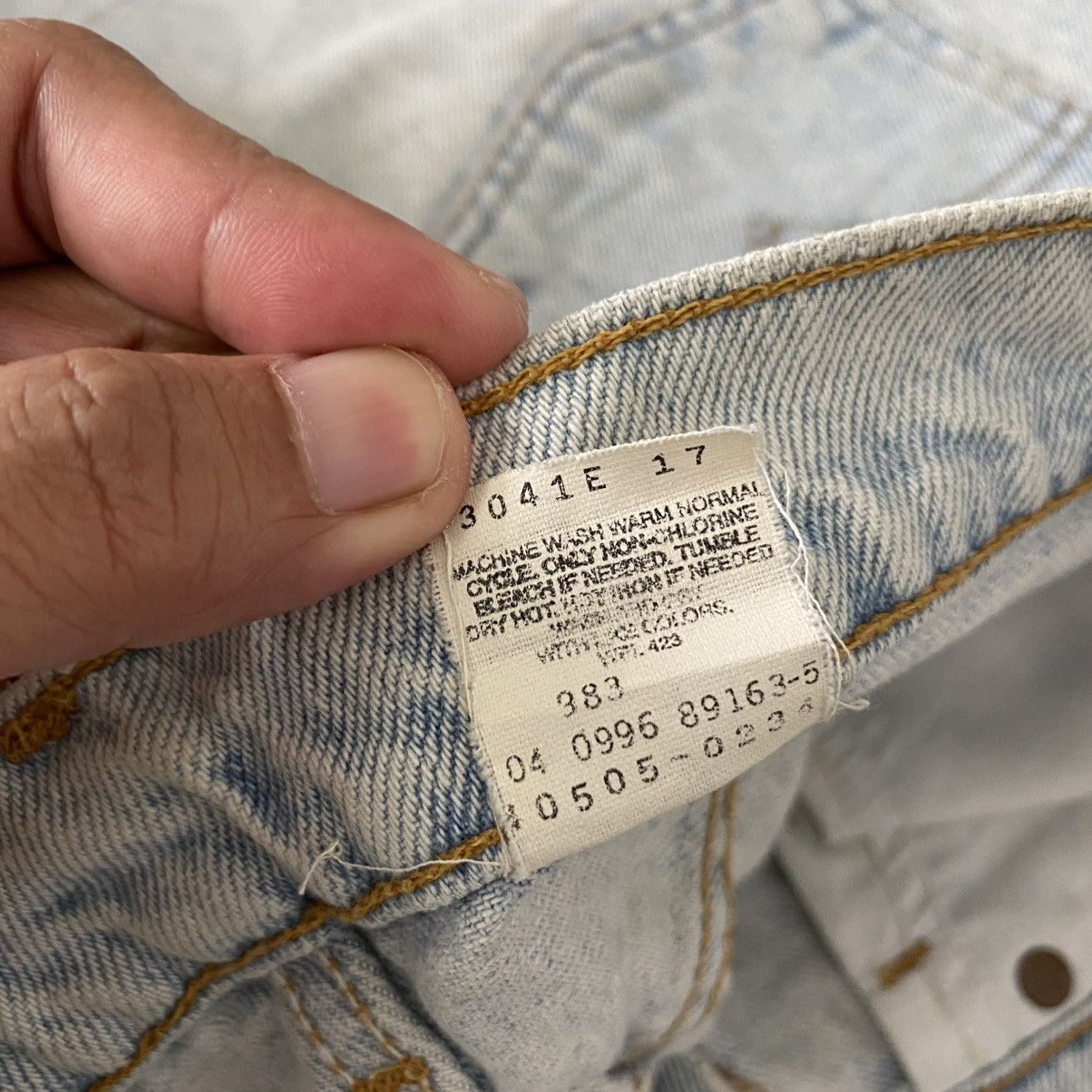 Levi's Vintage 1996 Levis 505 Orange Tab Light Blue Dirty Jeans Size US 34 / EU 50 - 16 Thumbnail