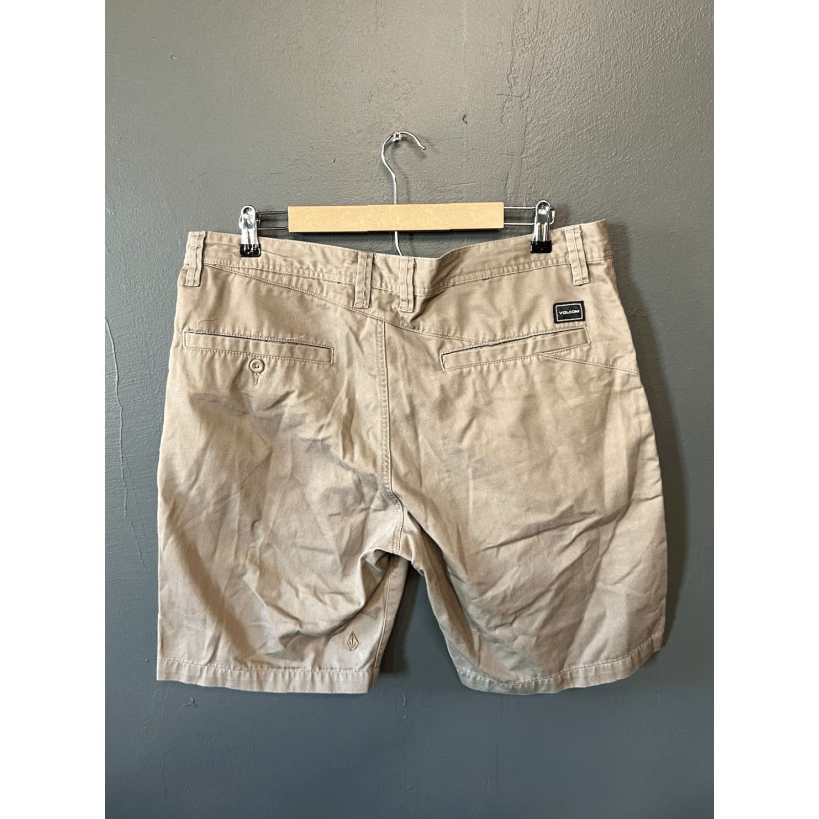 Volcom VINTAGE Volcom Mens Beige Chino Shorts 36 Regular Tan Chino Men Beige 36 Volcom Mens Shorts Size US 36 / EU 52 - 2 Thumbnail