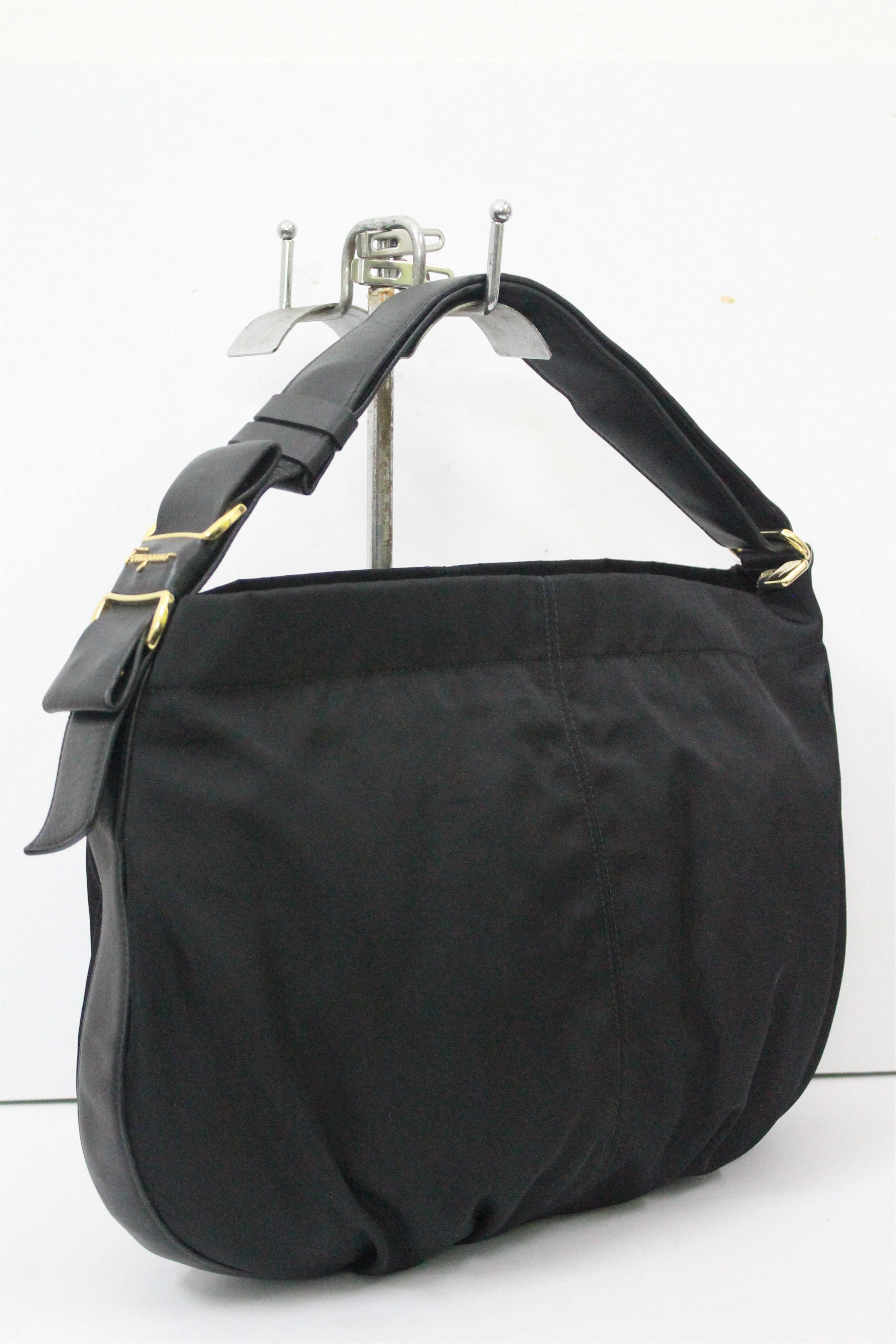Salvatore Ferragamo Authentic SALVATORE FERRAGAMO Shoulder Bag. Size ONE SIZE - 3 Thumbnail