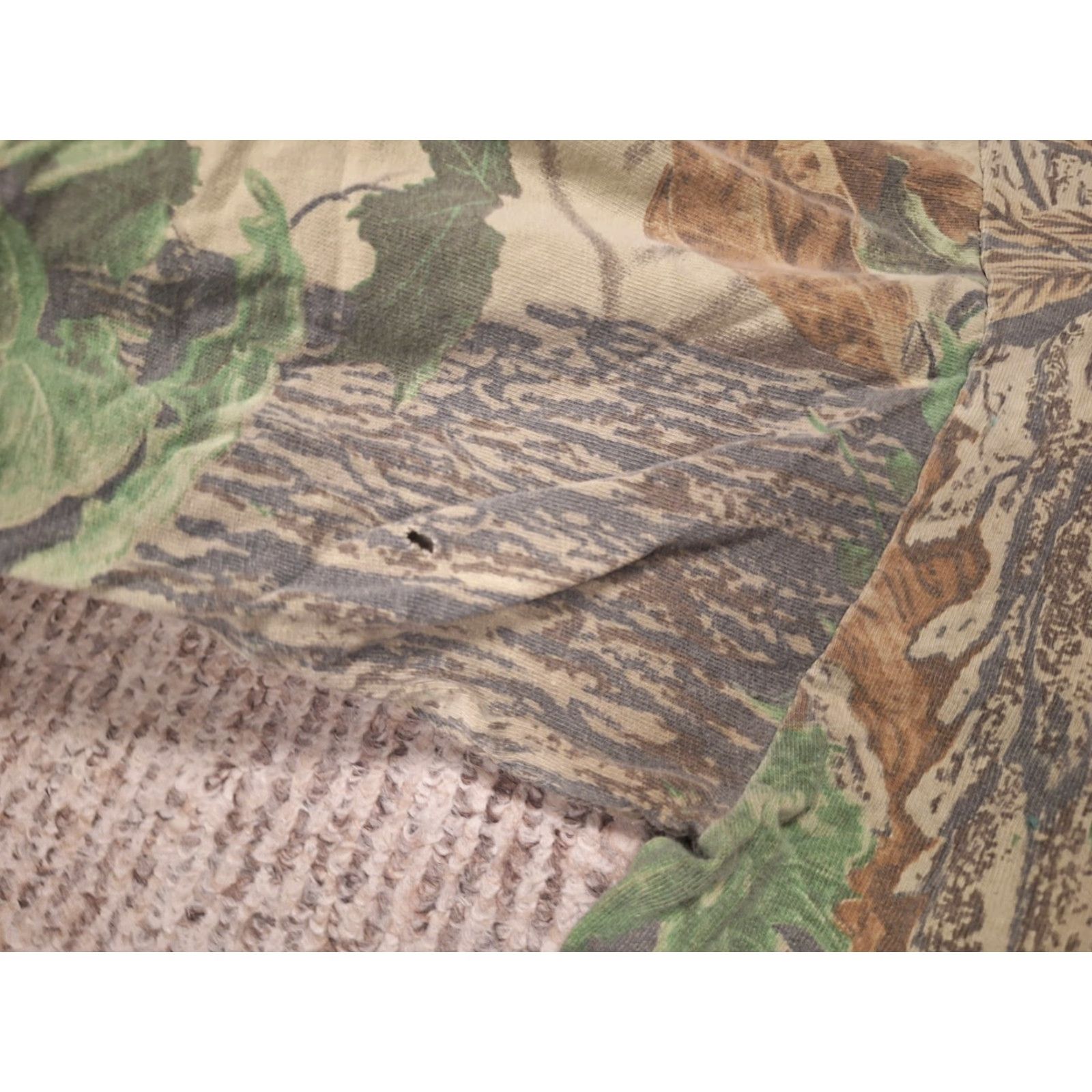 Jerzees VINTAGE Jerzees Realtree Camouflage Distressed Pocket Hunting Shirt 2XL Grunge Men Long Sleeve T-Shirt Green 90s Outdoor Pockets Mens Size US XXL / EU 58 / 5 - 6 Thumbnail