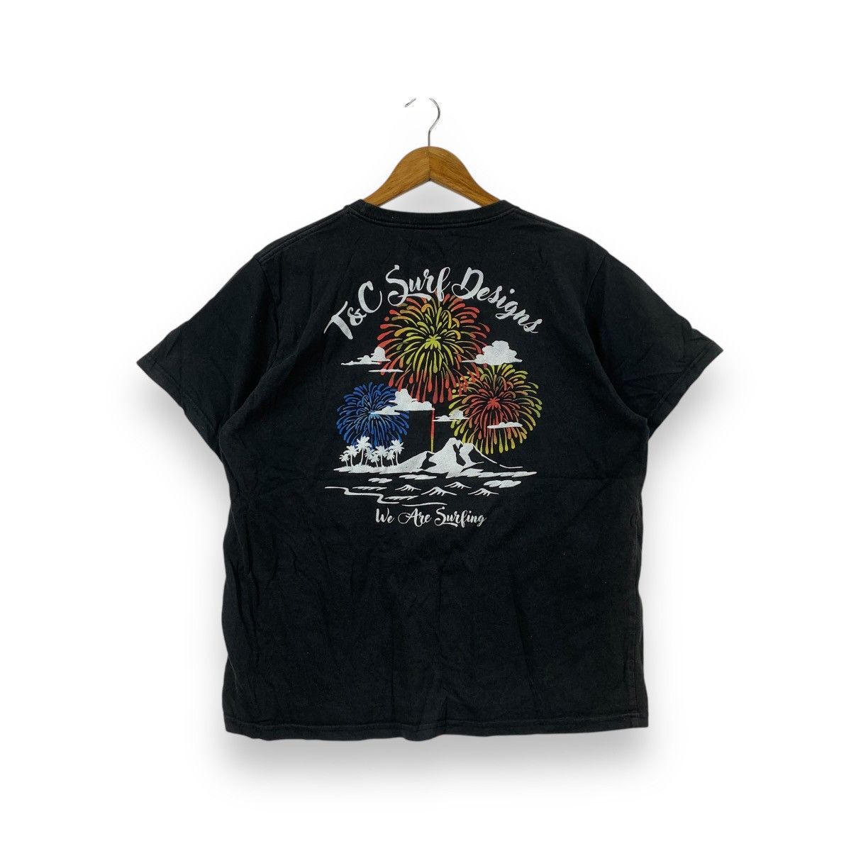 Vintage Vintage T&C SURF DESIGNS Fireworks Hawaii Illustration Tee Size US XL / EU 56 / 4 - 1 Thumbnail