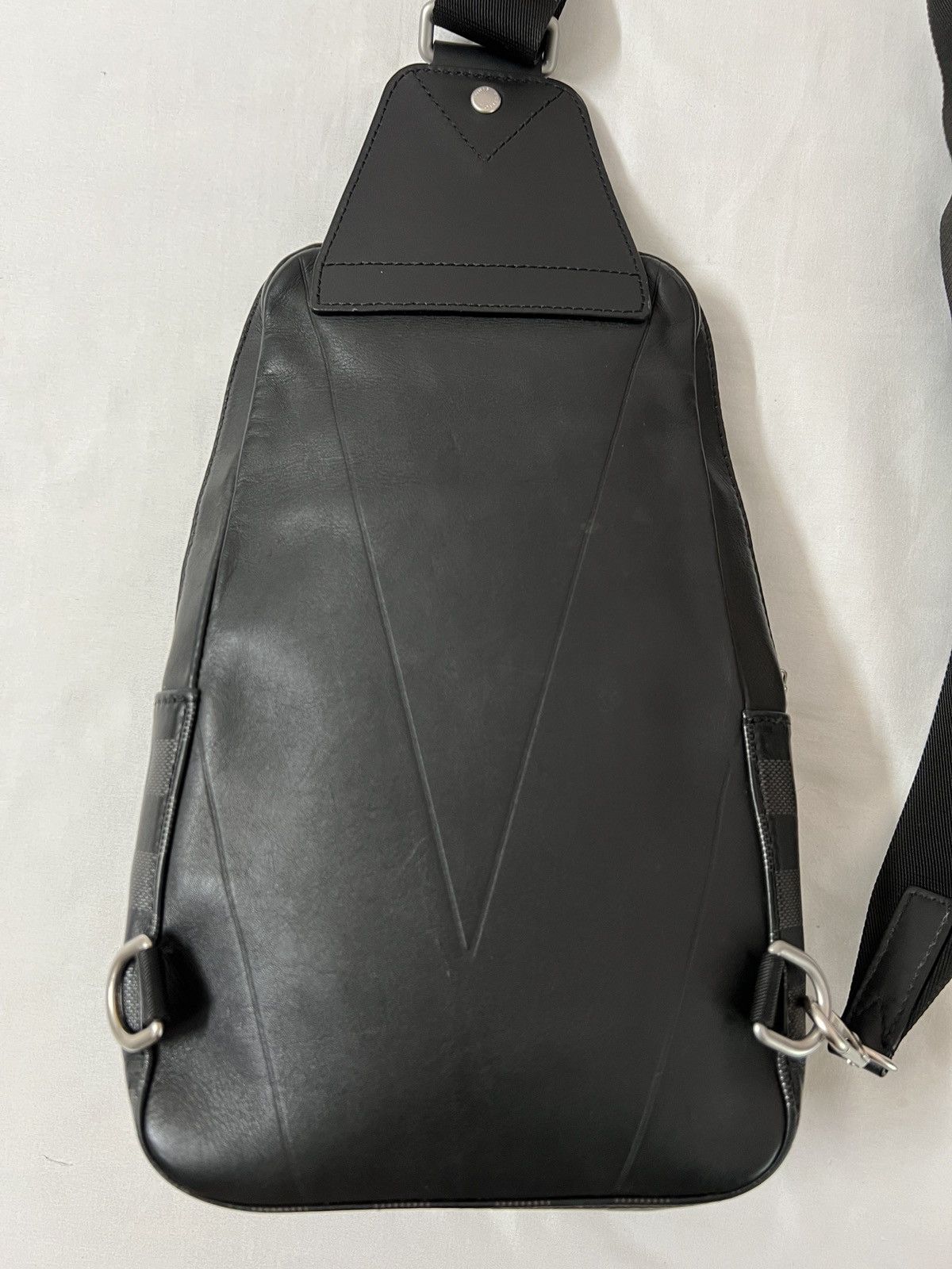 Louis Vuitton LV Louis Vuitton Avenue Slingbag Sling Bag Backpack Black Size ONE SIZE - 3 Thumbnail