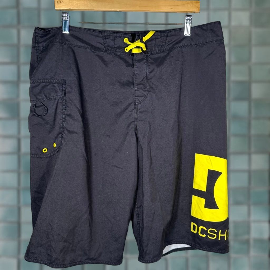 Vintage DC Shoes Mens Board Shorts Black Yellow Logo Cargo Pocket Swim Trunks 38 Size US 38 / EU 54 - 1 Thumbnail