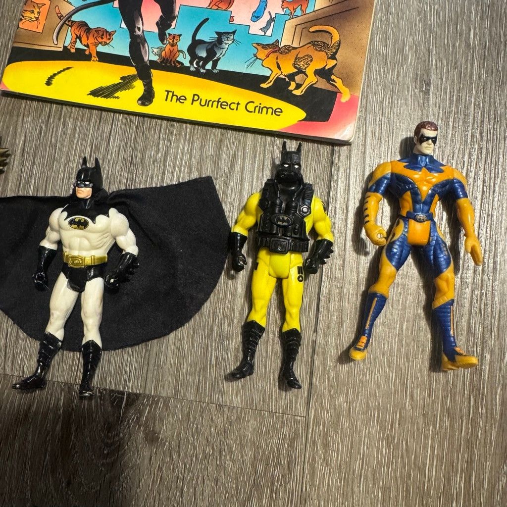 DC Comics Vintage 90s Batman and Robin Action Figures and Book Bundle Size ONE SIZE - 3 Thumbnail
