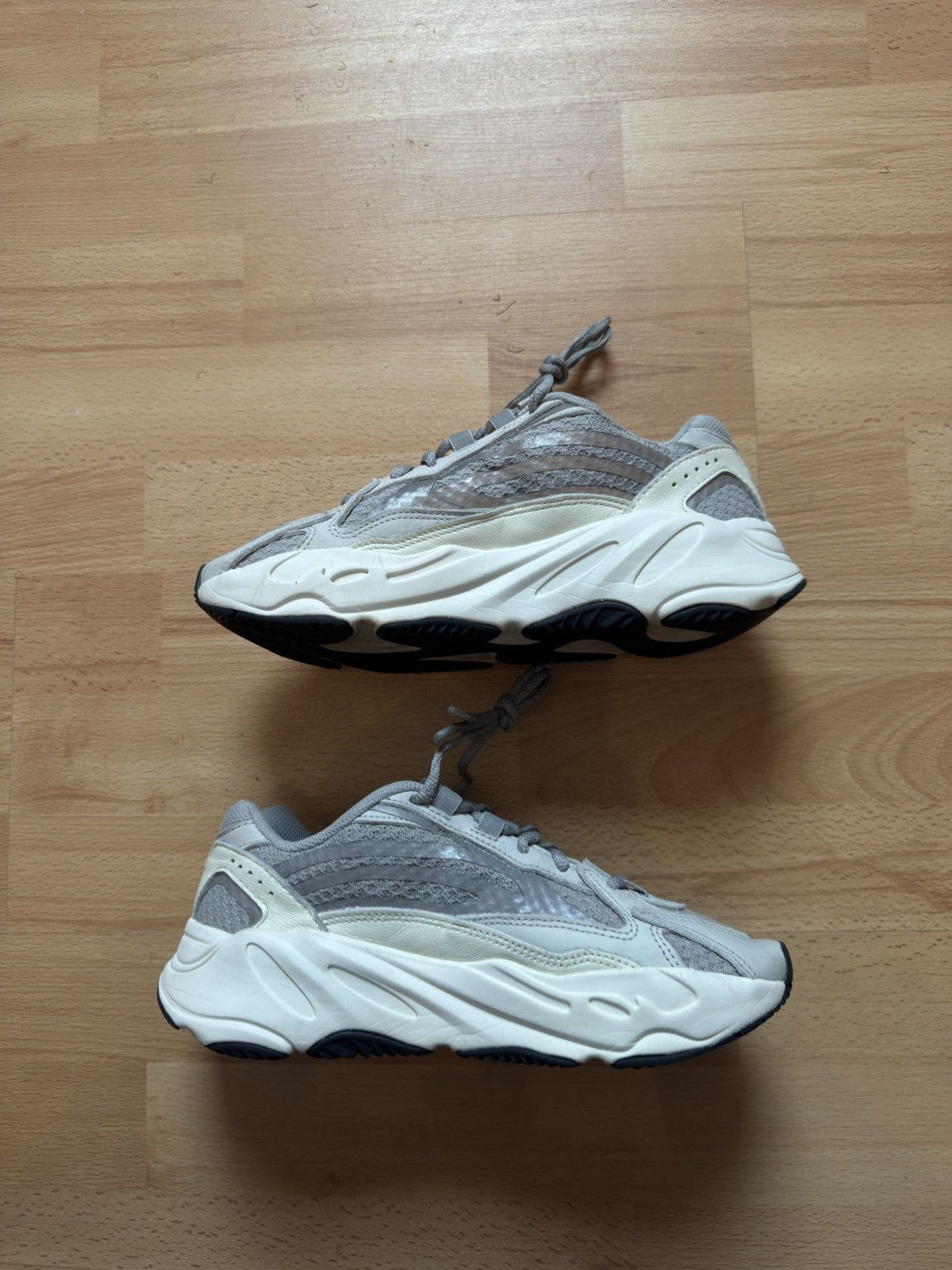 Yeezy Yeezy 700v2 static Size US 7 / EU 40 - 4 Thumbnail