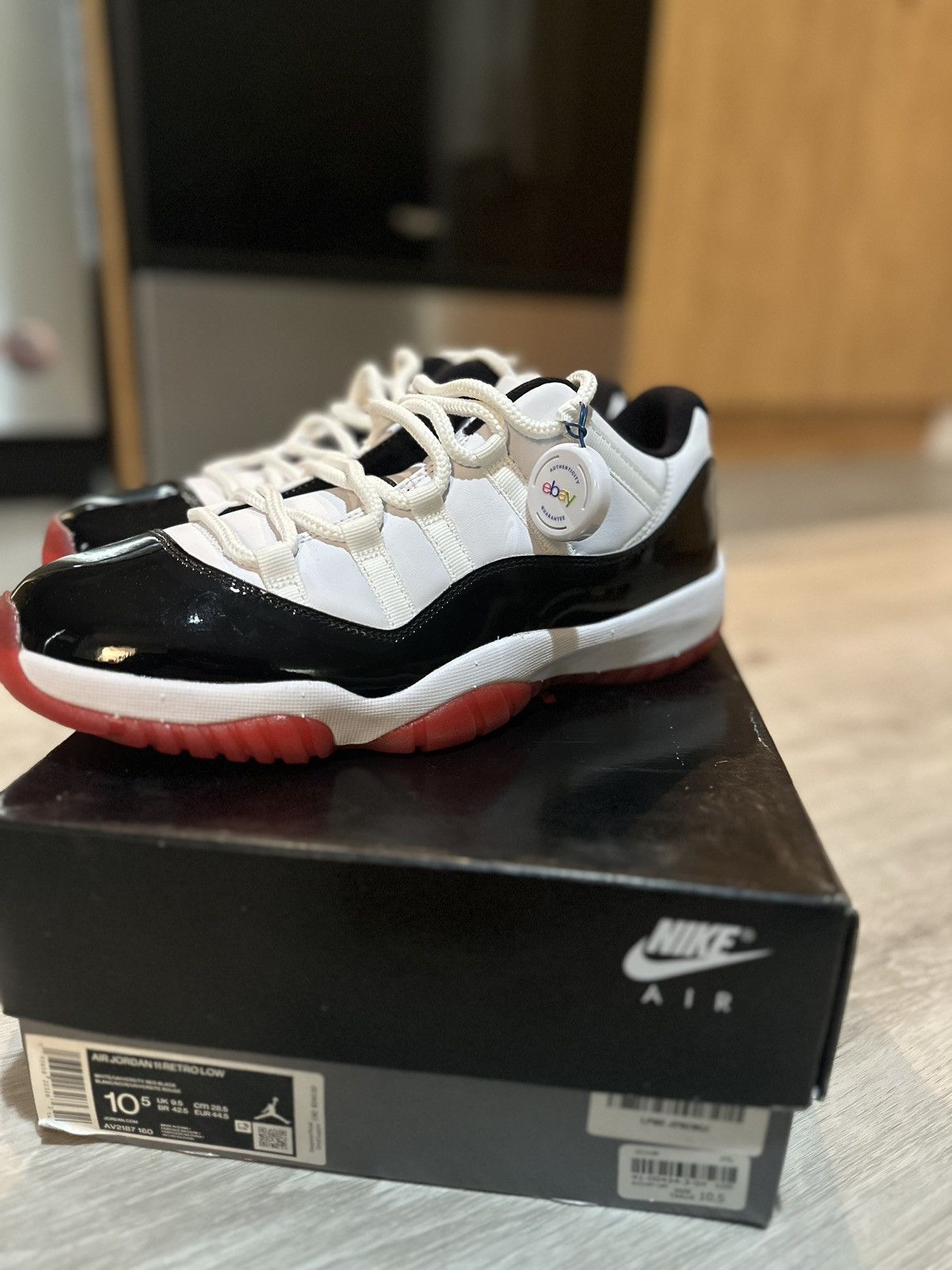 Jordan 11 Retro Low concord Bred toe