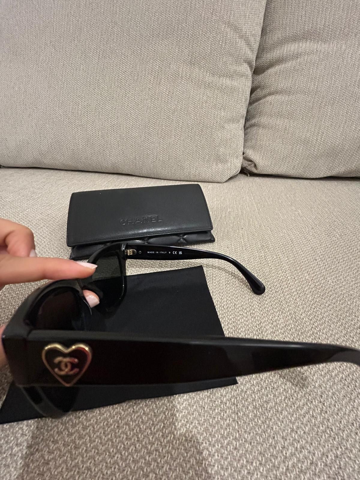Chanel Chanel Black Frame "CC" Heart Logo Sunglasses Size ONE SIZE - 4 Thumbnail