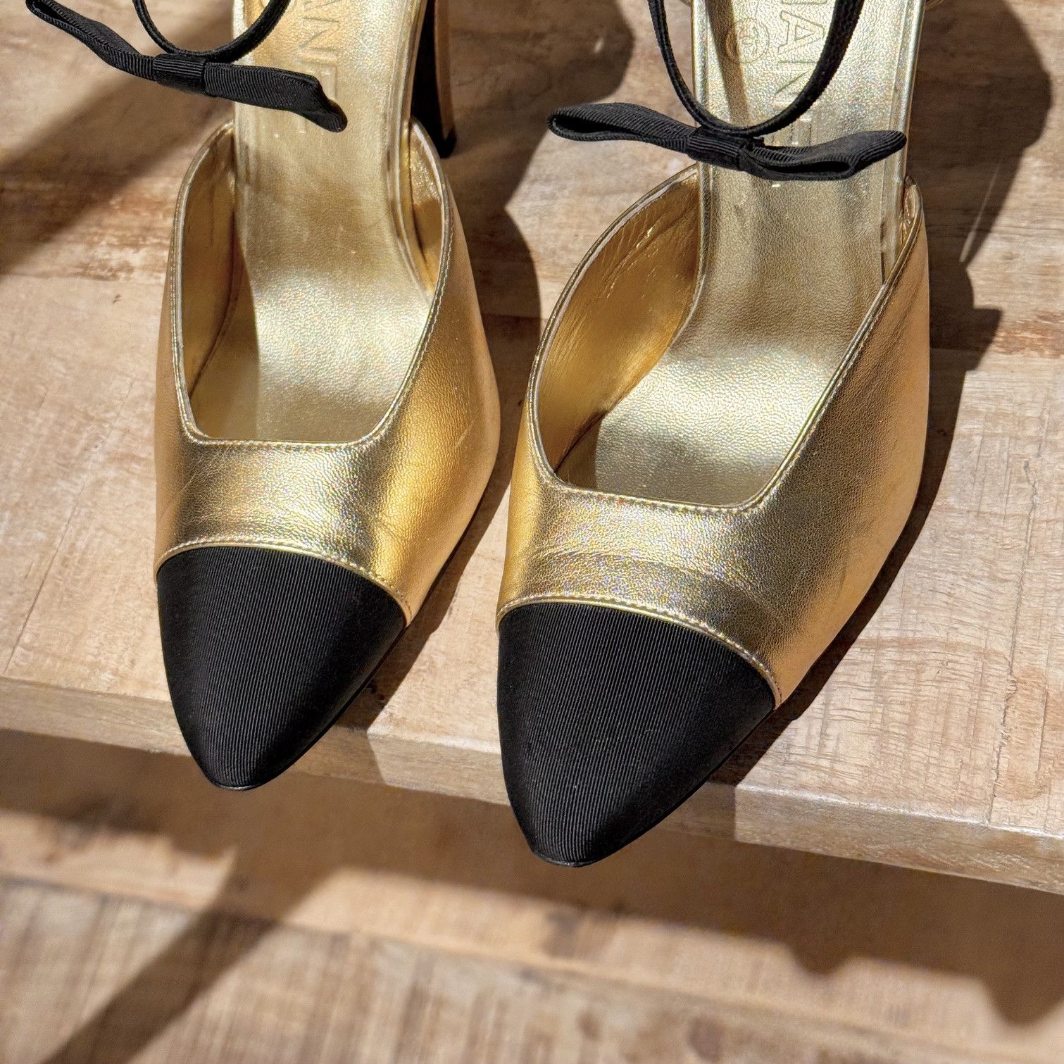 Chanel Chanel FW20 Metallic Gold Bow Accent CC Pumps Size US 7.5 / IT 37.5 - 4 Thumbnail