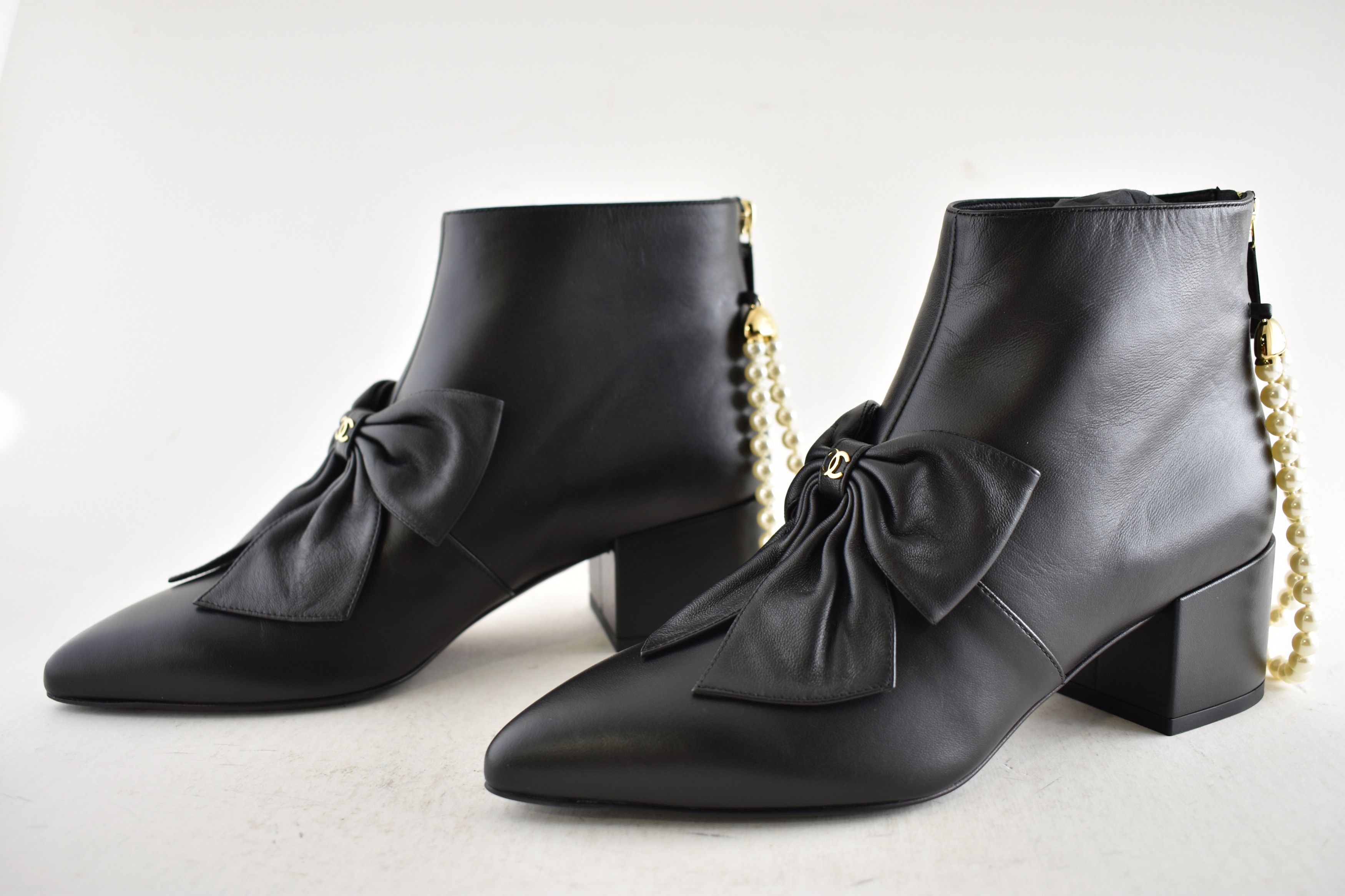 Chanel Chanel 24A Pearl CC Bow Pointed Short Ankle Heel Boots 38 Size US 8 / IT 38 - 19 Thumbnail