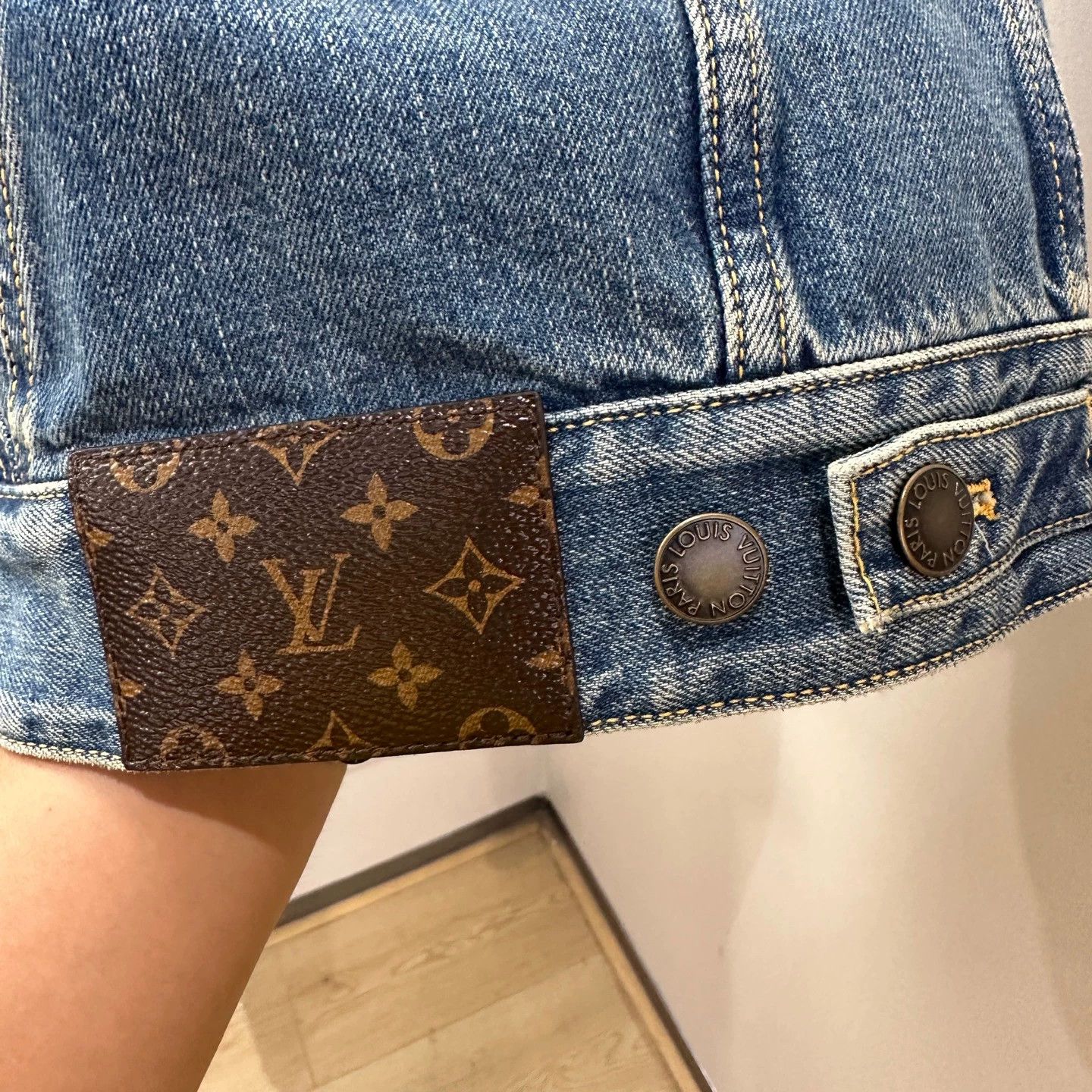 Louis Vuitton LV Monogram Leather Tag Button Denim Jacket 36 Cotton Size XS / US 0-2 / IT 36-38 - 6 Thumbnail