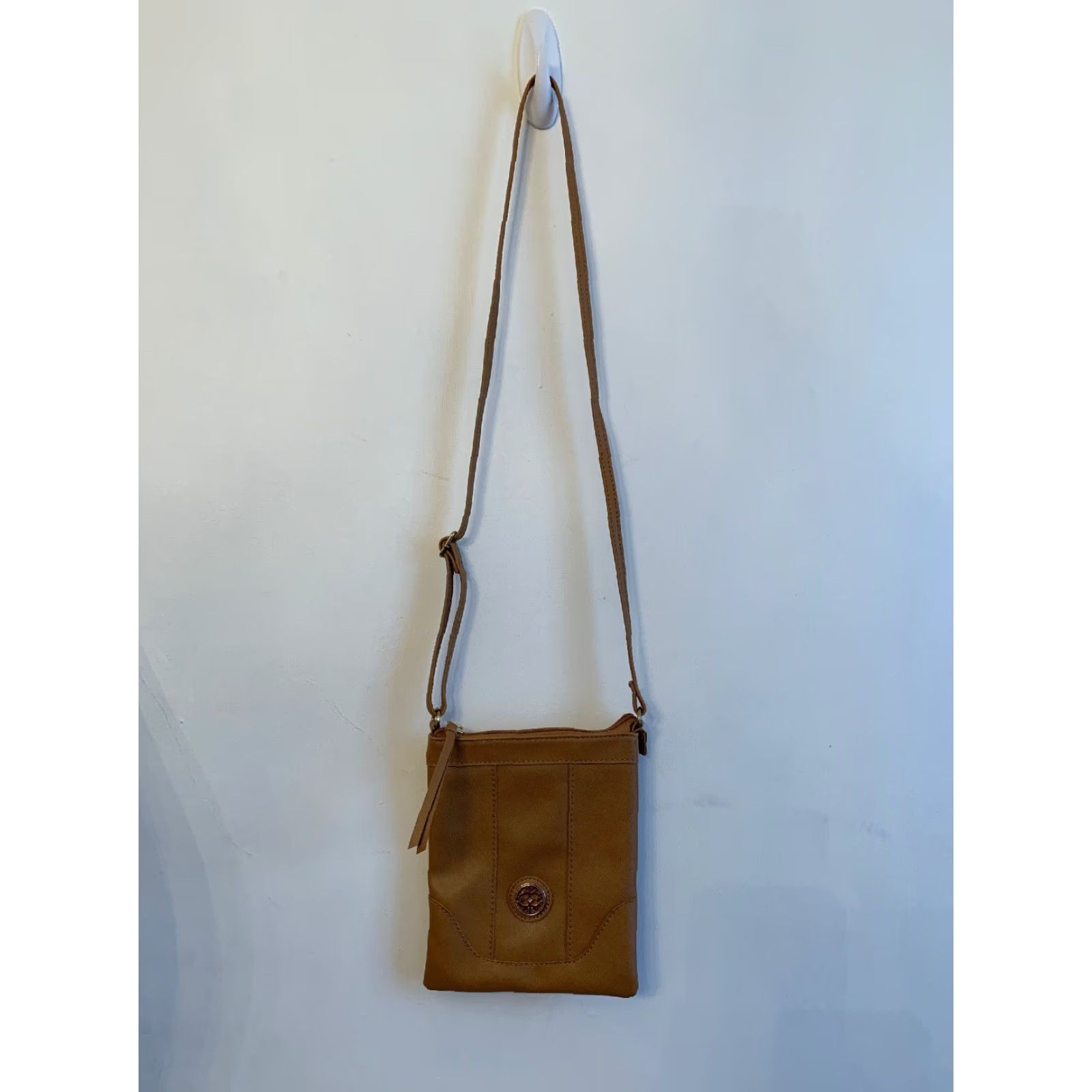 Vintage VINTAGE Light Brown Crossbody Handbag Faux Leather Goldtone Medallion Adjustable Strap Size ONE SIZE - 3 Thumbnail