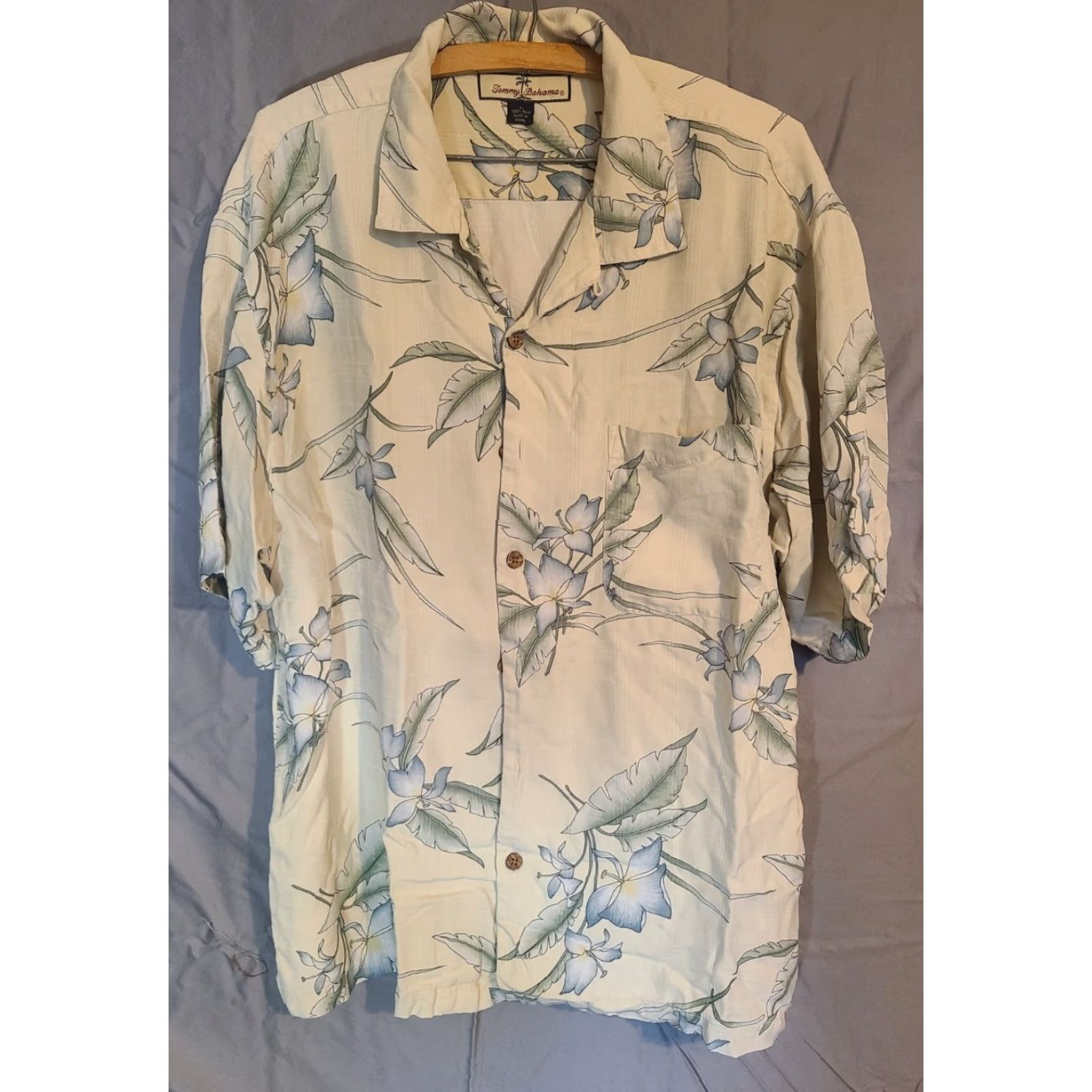 Tommy Bahama VINTAGE Tommy Bahama Shirt L Silk Hawaiian Camp Floral Short Sleeve Men Blues on Beige 90s Surf California Beach Relax Mens Shirt Size US L / EU 52-54 / 3 - 2 Thumbnail