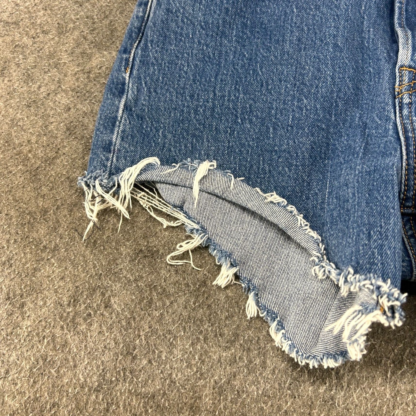 Levi's VINTAGE Levi's Shorts Womens 28 Blue Denim Jorts Wedgie Straight Medium Wash Cut Off Cargo Pocket USA 4 in Inseam Regular Mens? Wait. Size 28" / US 6 / IT 42 - 2 Thumbnail