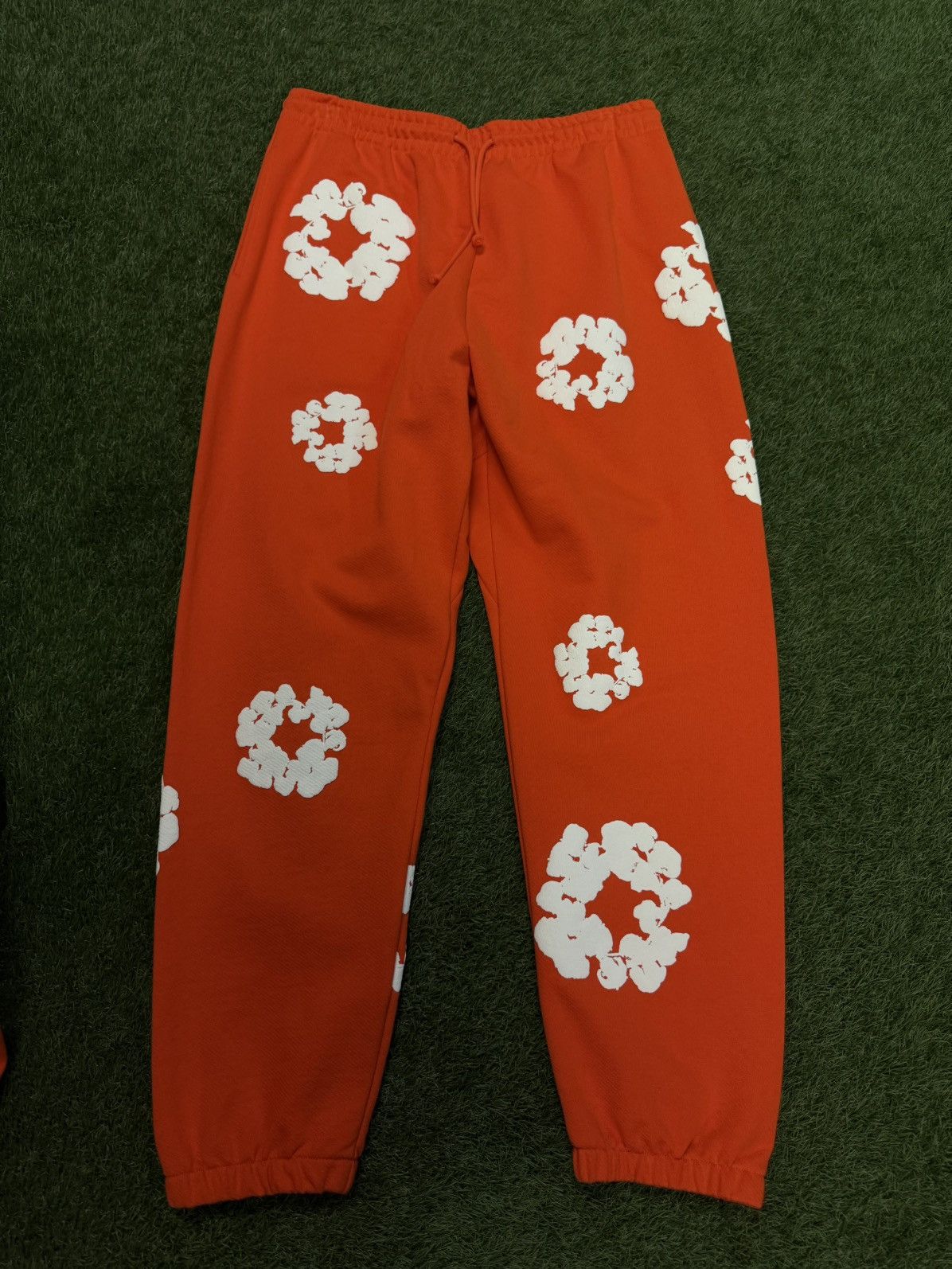 DENIM TEARS Denim Tears Cotton Wreath Sweatpants Size XL (NEW) Size US 34 / EU 50 - 1 Thumbnail
