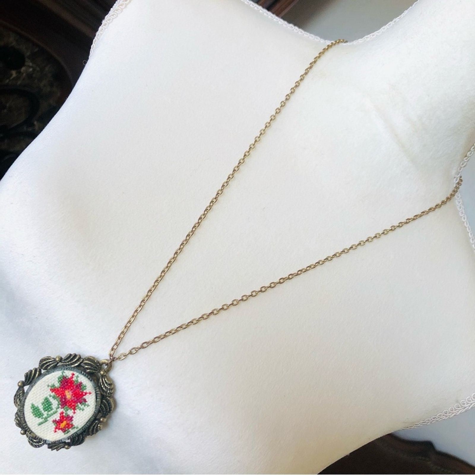 Vintage Vintage The Creative Circle cross stitch pendant on chain Size ONE SIZE - 1 Thumbnail