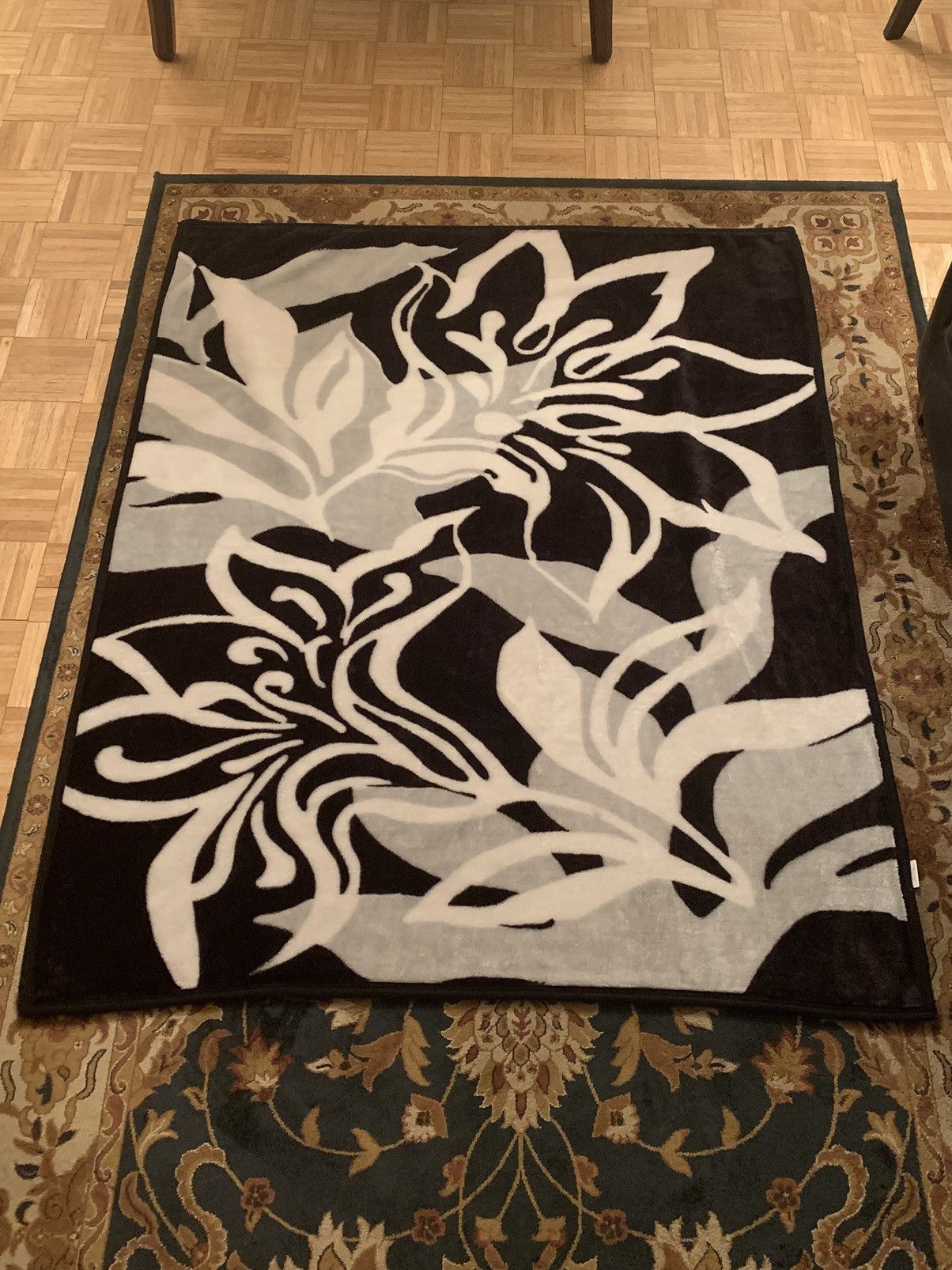 Vintage Vintage Y2K Vectorflourish Floral Design Plush Throw Blanket Size ONE SIZE - 1 Thumbnail