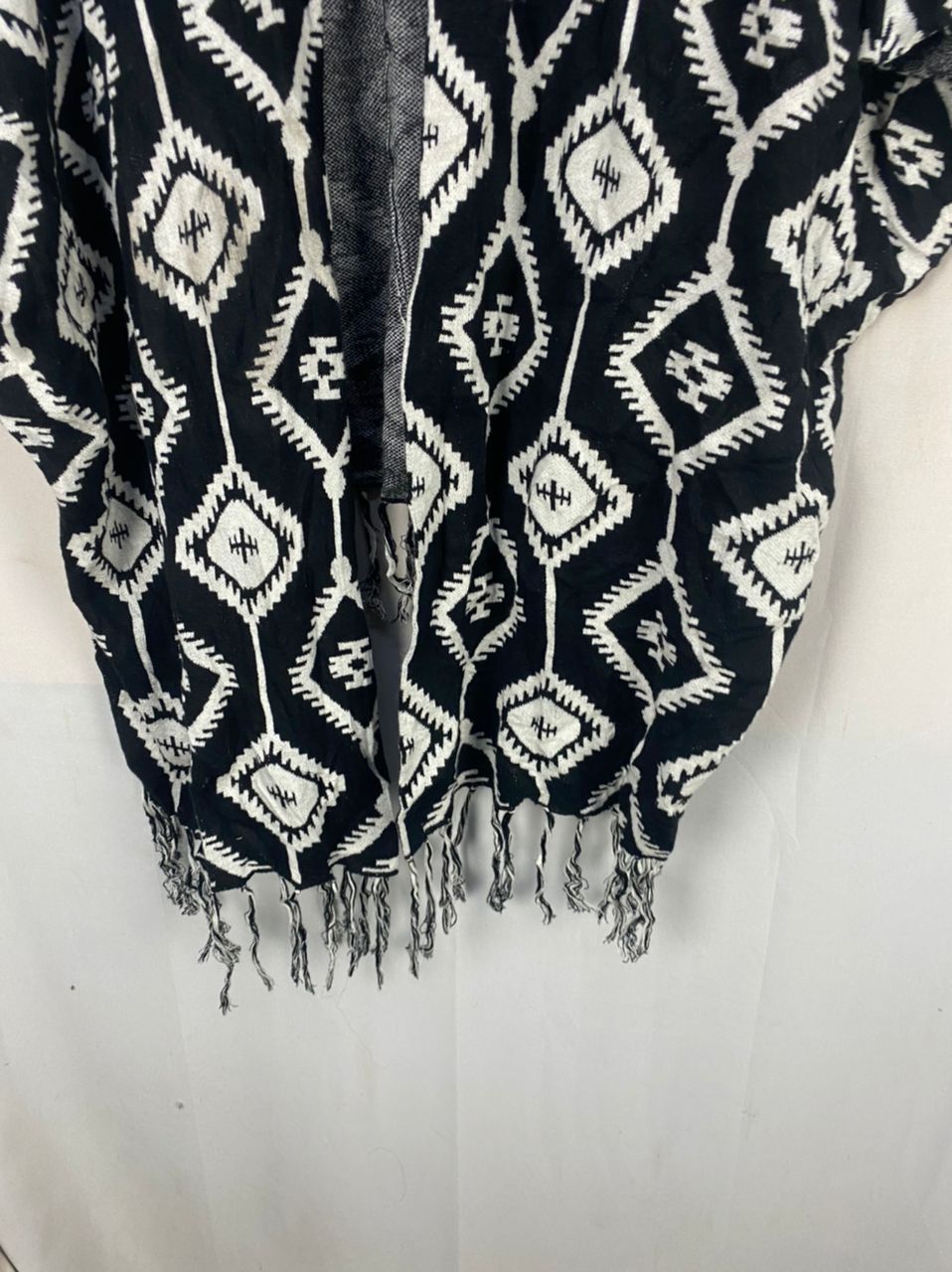 H&M × Native H&M ponchos native fullprint Size US M / EU 48-50 / 2 - 9 Thumbnail