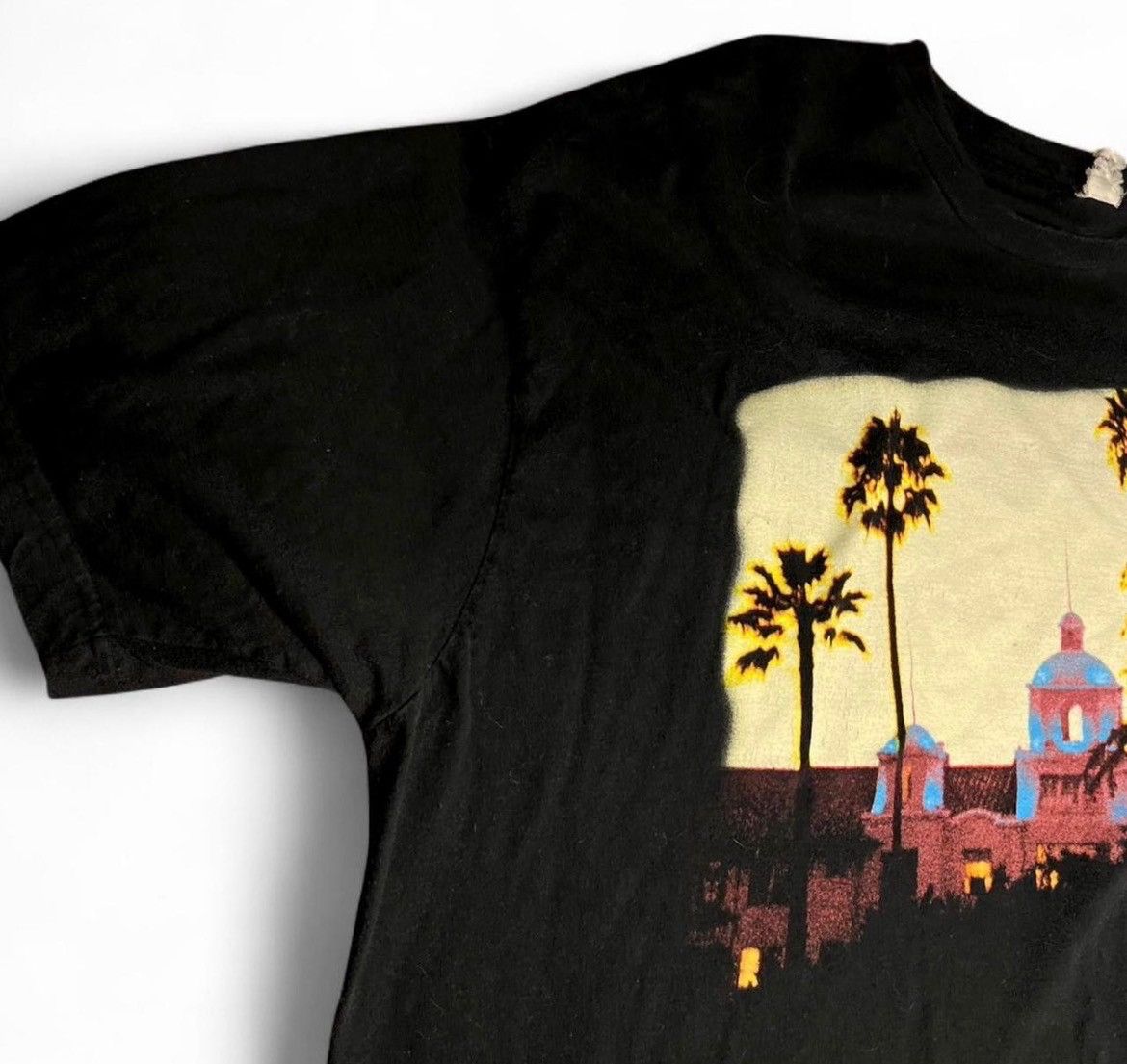 Band Tees Vintage Eagles Hotel California Black Graphic Tee Size US L / EU 52-54 / 3 - 4 Thumbnail